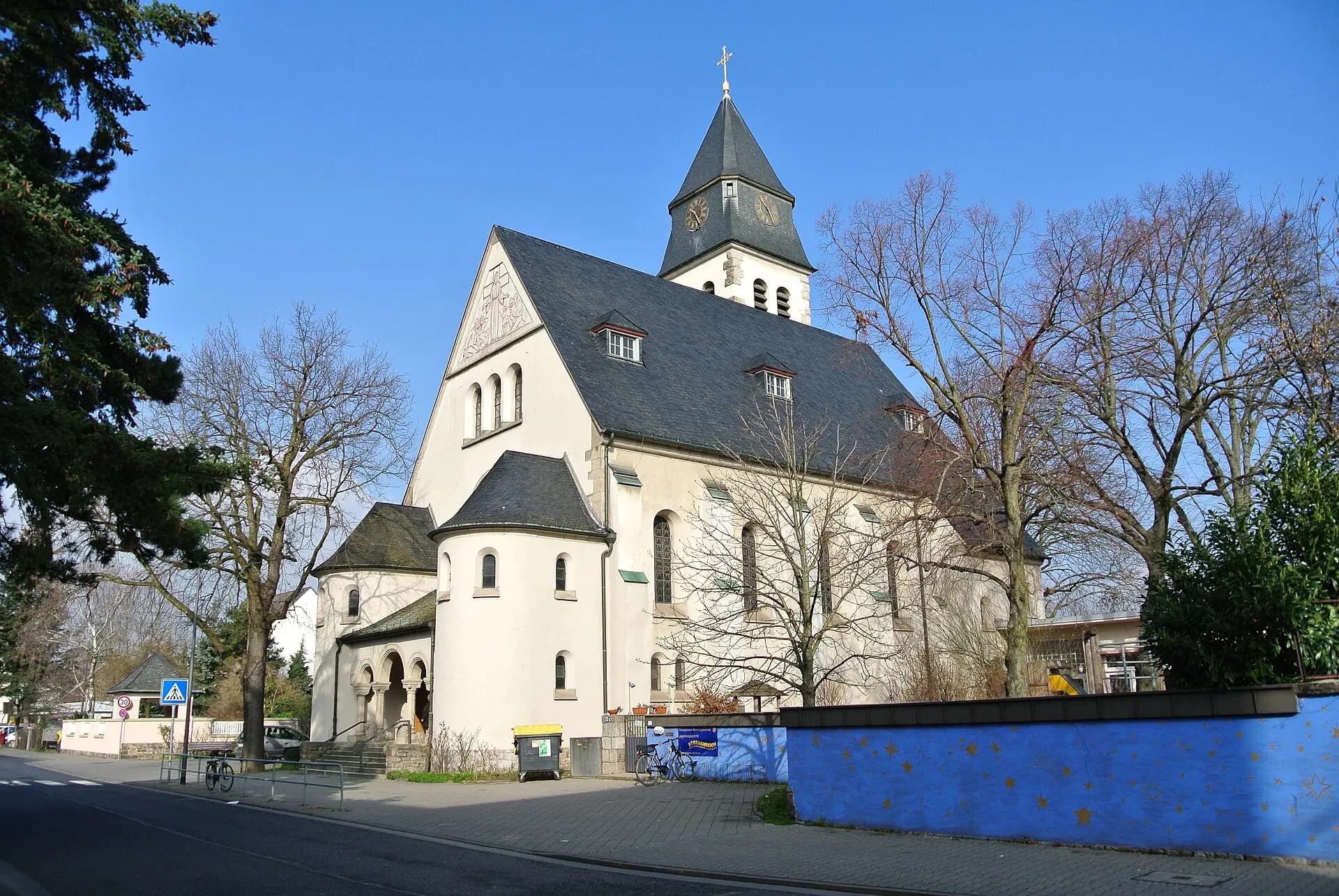 Martinuskirche von Südosten in Frankfurt Schwanheim