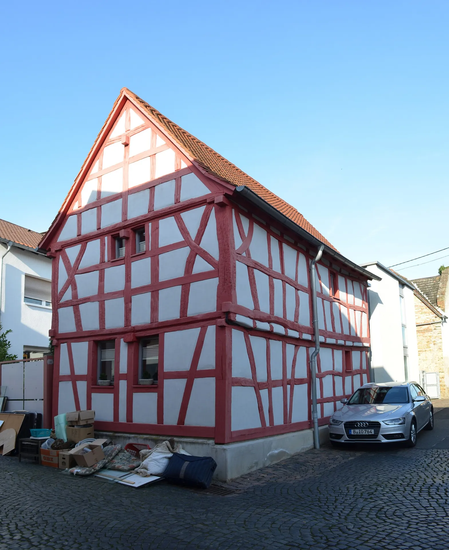 Rotes Fachwerkhaus in der Alten Dorfgasse 16 im Stadtteil Massenheim in Hochheim am Main