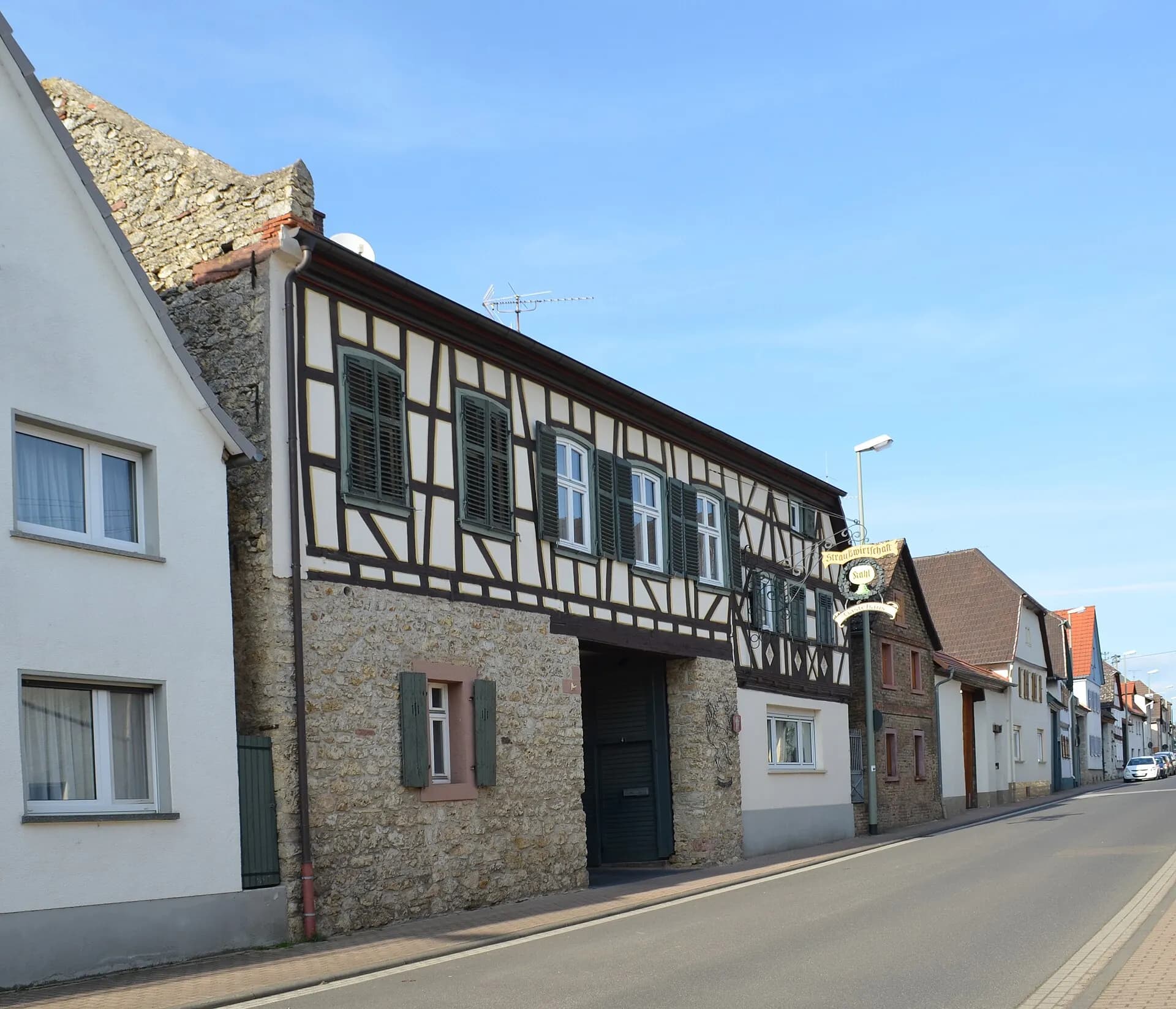 Straßenzug an der Hauptstraße 4 im Stadtteil Massenheim in Hochheim am Main