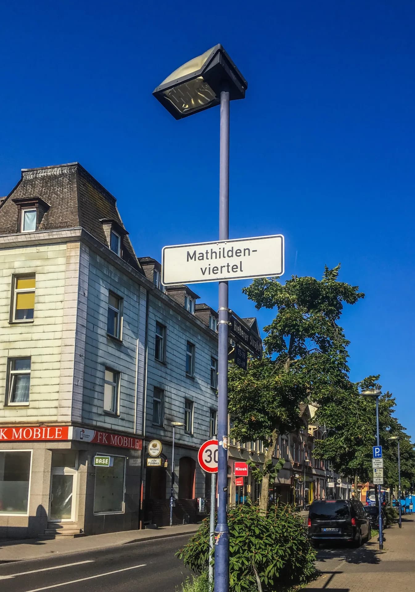 Straßenschild Mathildenviertel an einer Kreuzung in Offenbach