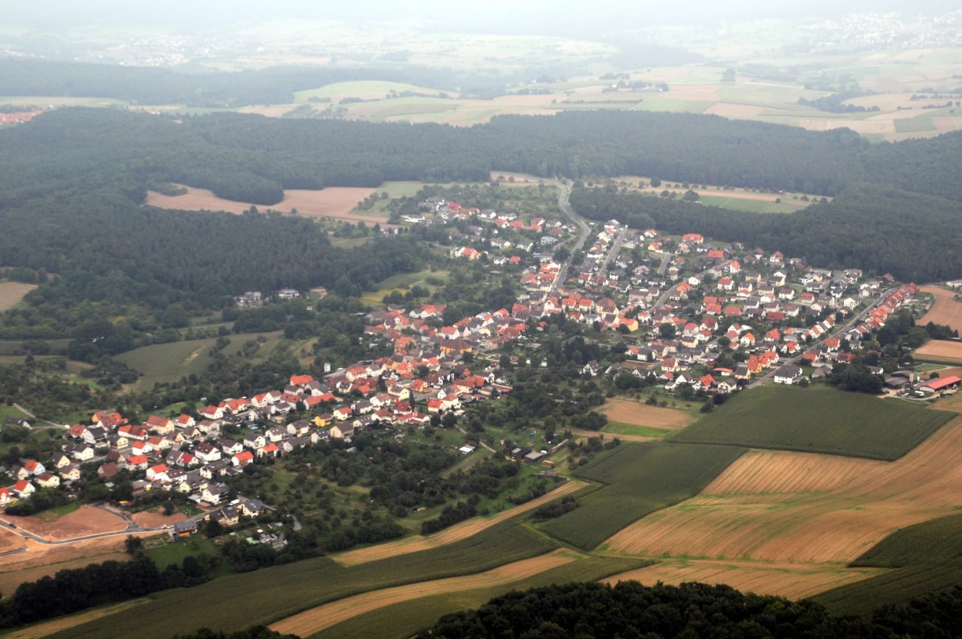 Luftaufnahme des Ortsteils Mechenhard in Erlenbach am Main
