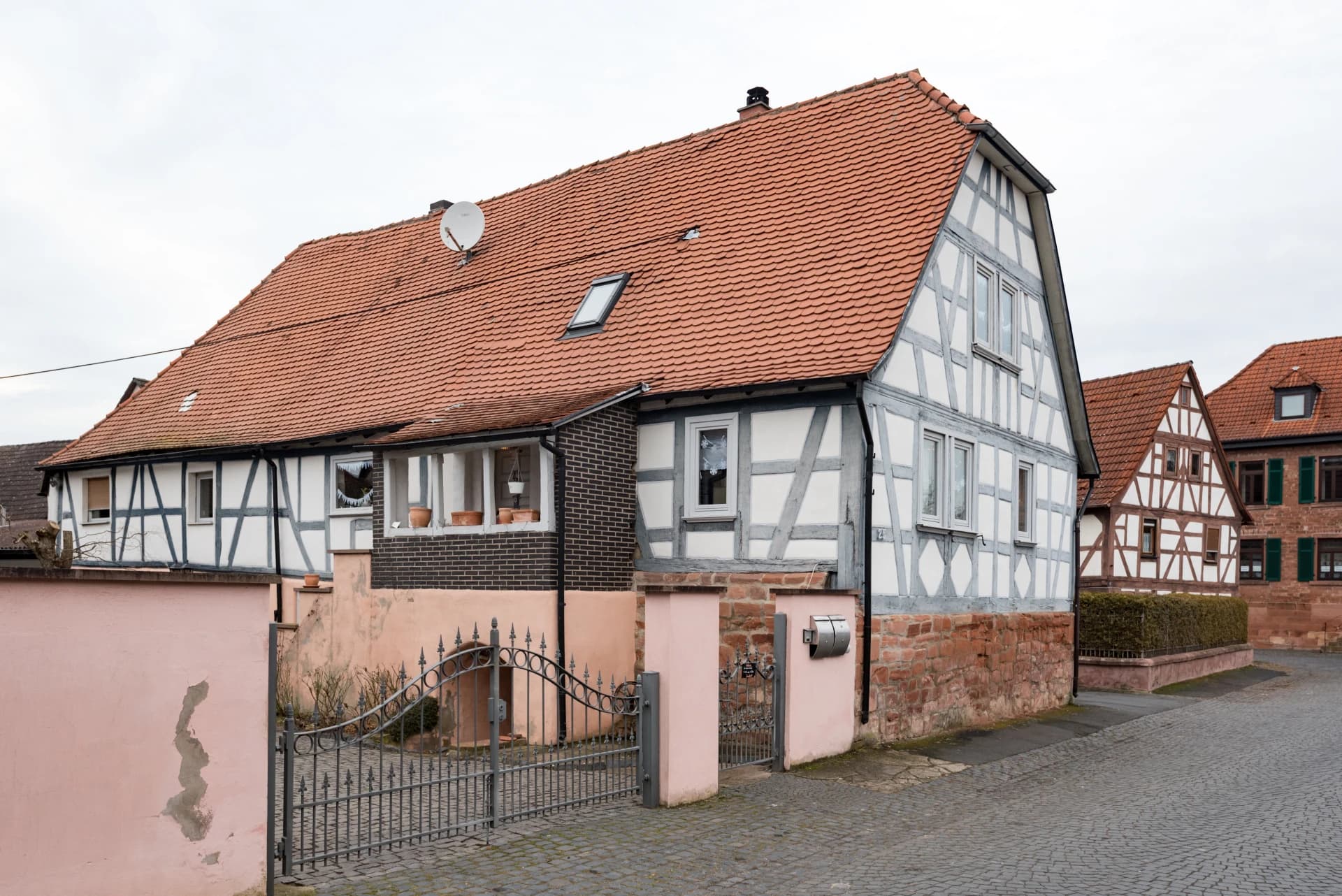 Giebelseite des Fachwerkhauses Rathausstraße 25 in Gelnhausen-Meerholz