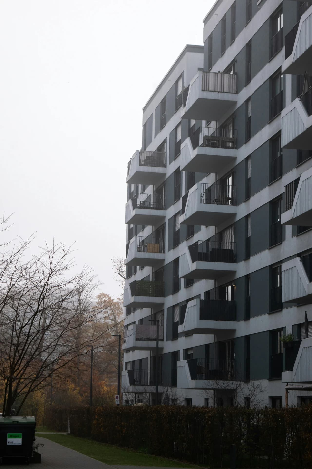 Mehrfamilienhaus im herbstlichen Nebel in Darmstadt