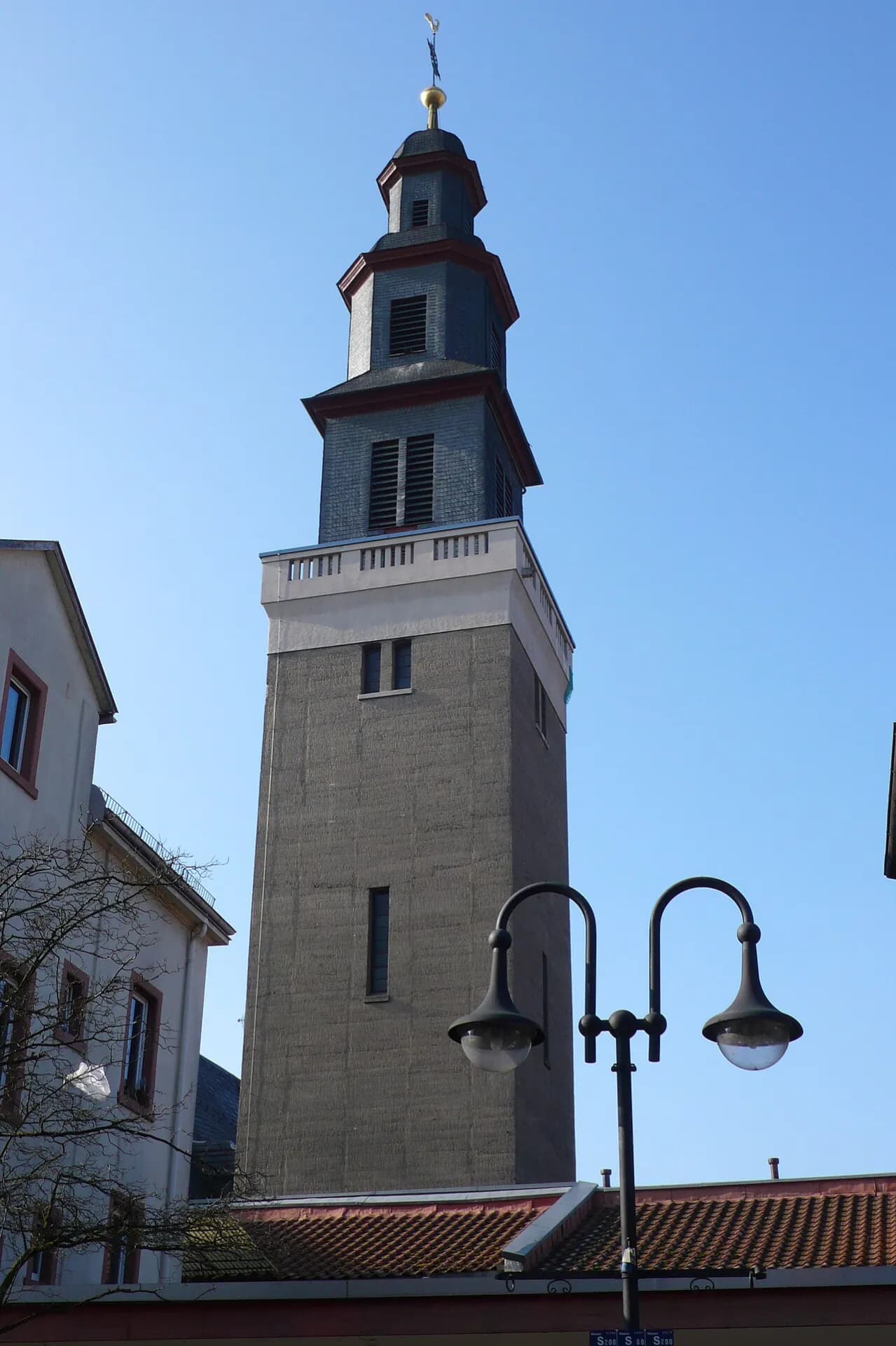 Turm der Melanchthonkirche in Frankfurt Fechenheim