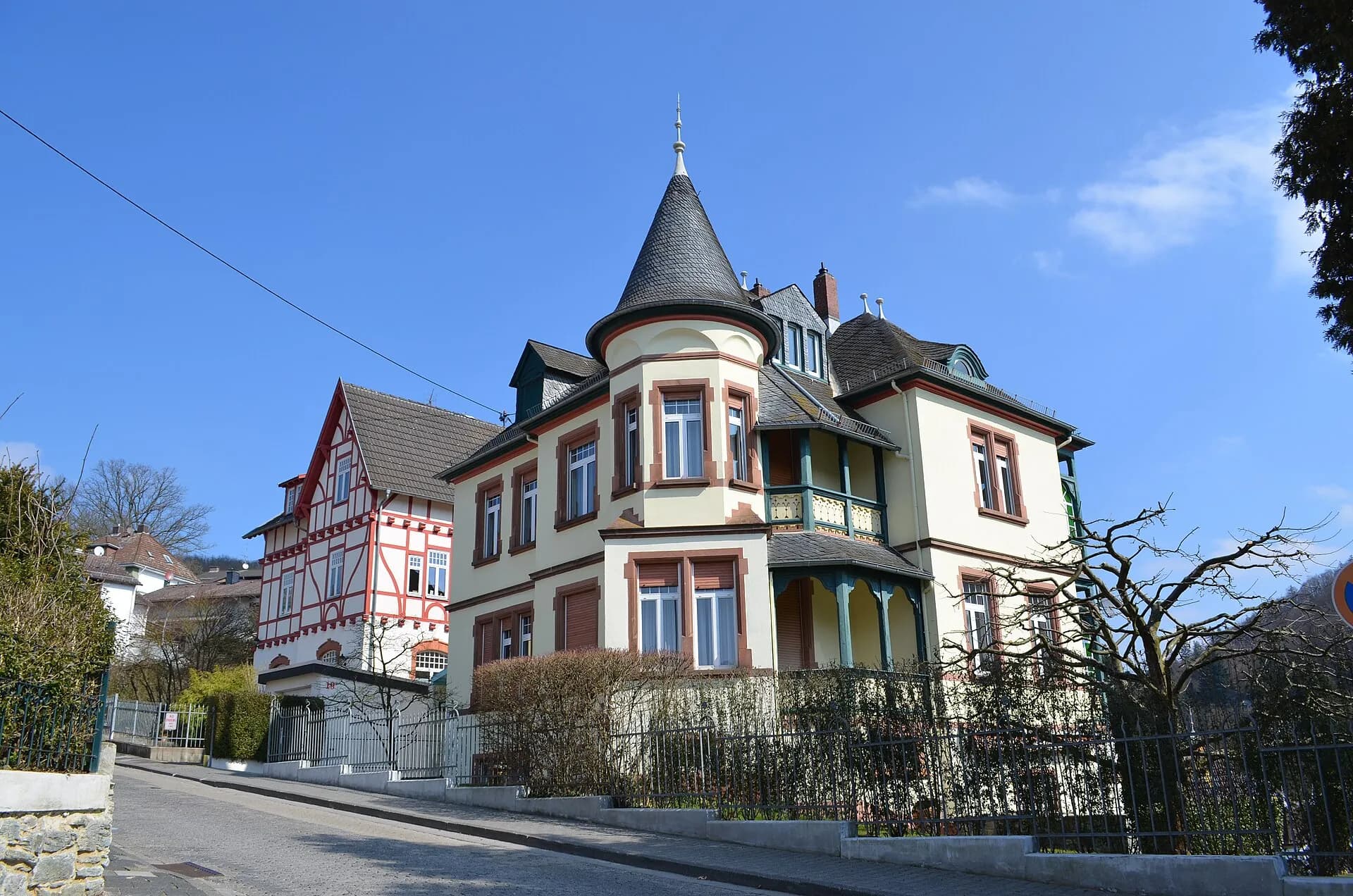 Villa mit Turm in der Mendelssohnstraße 17 in Eppstein