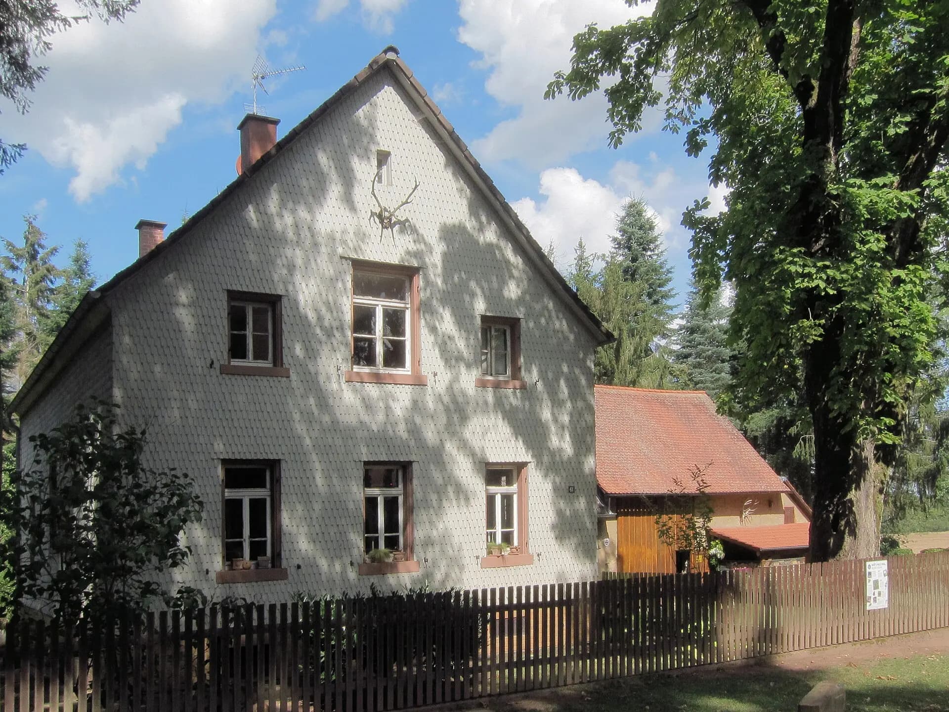 Giebelseite des Messeler Falltorhauses