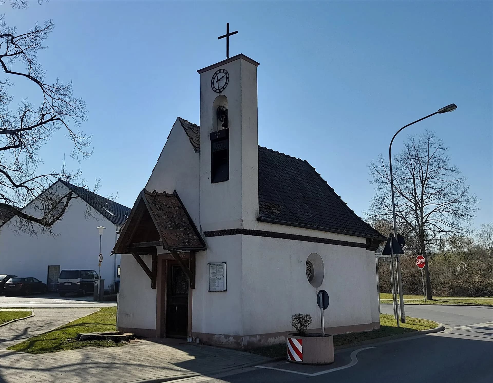 Seitenansicht der Dreifaltigkeitskapelle in Messenhausen