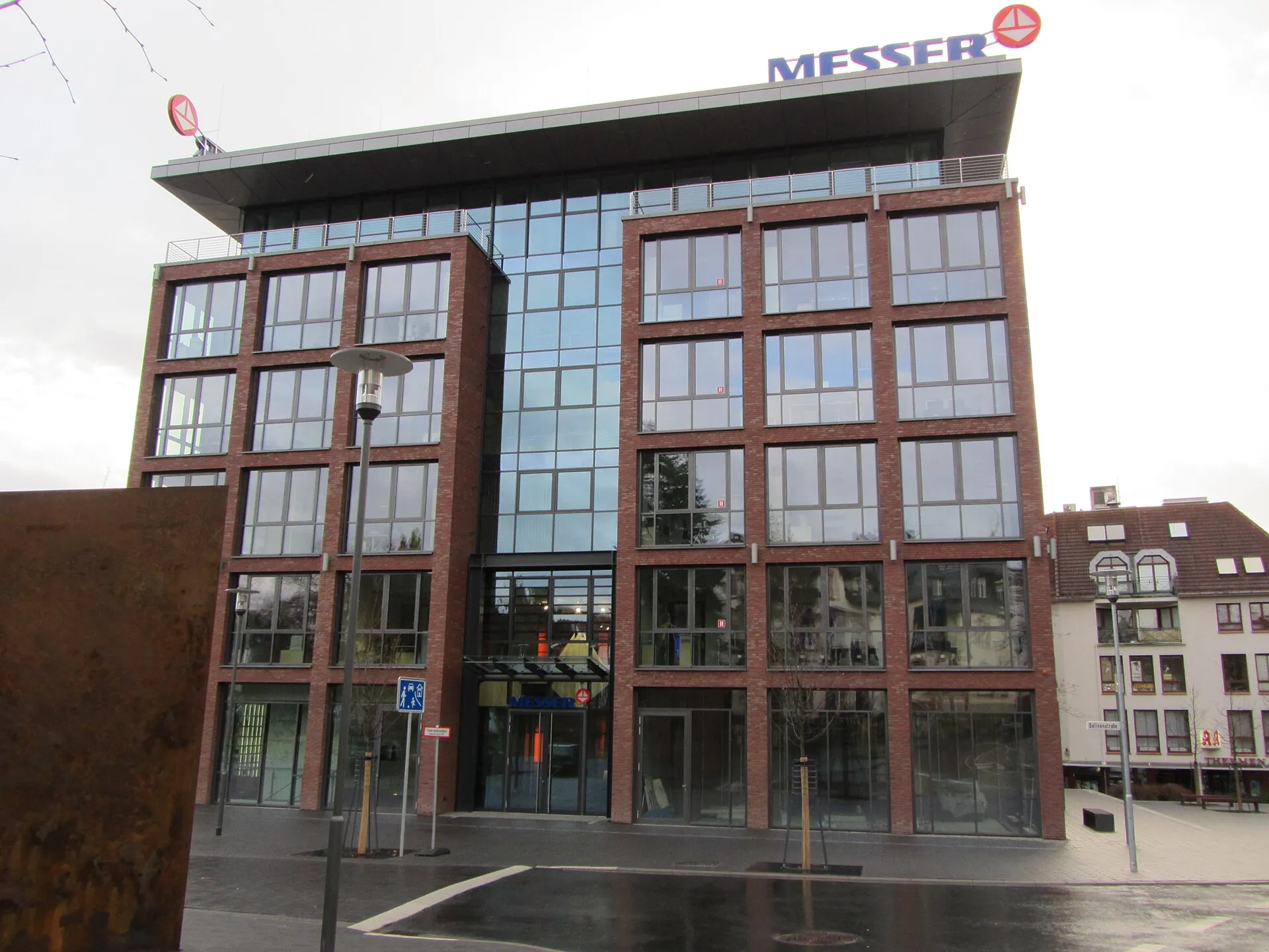 Messer-Gebäude mit Vorplatz in Bad Soden am Taunus