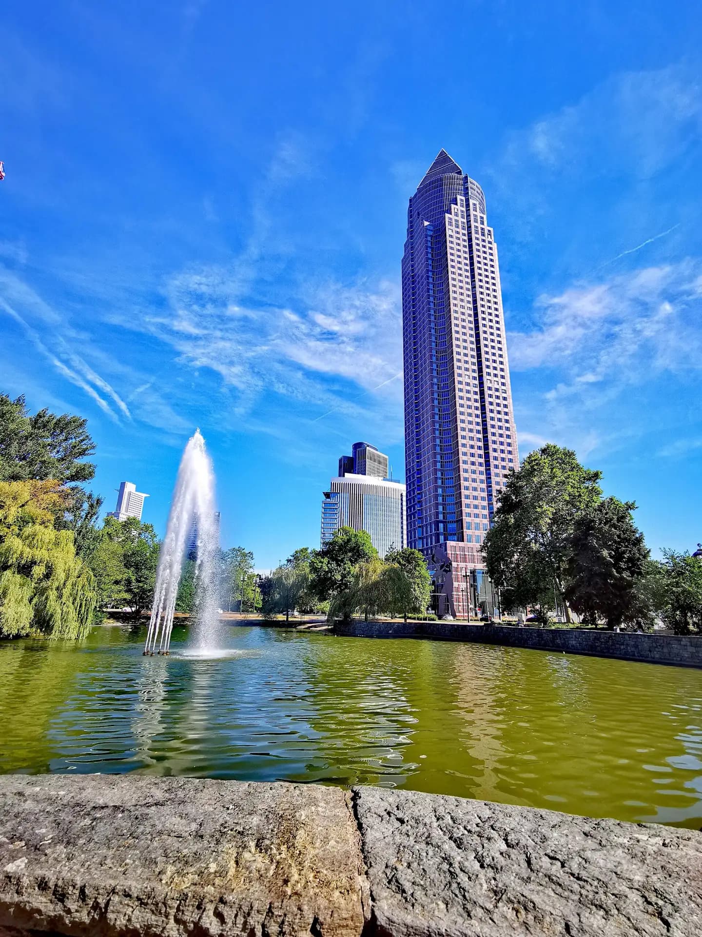 Messeturm hinter dem Wasserbecken in Frankfurt am Main