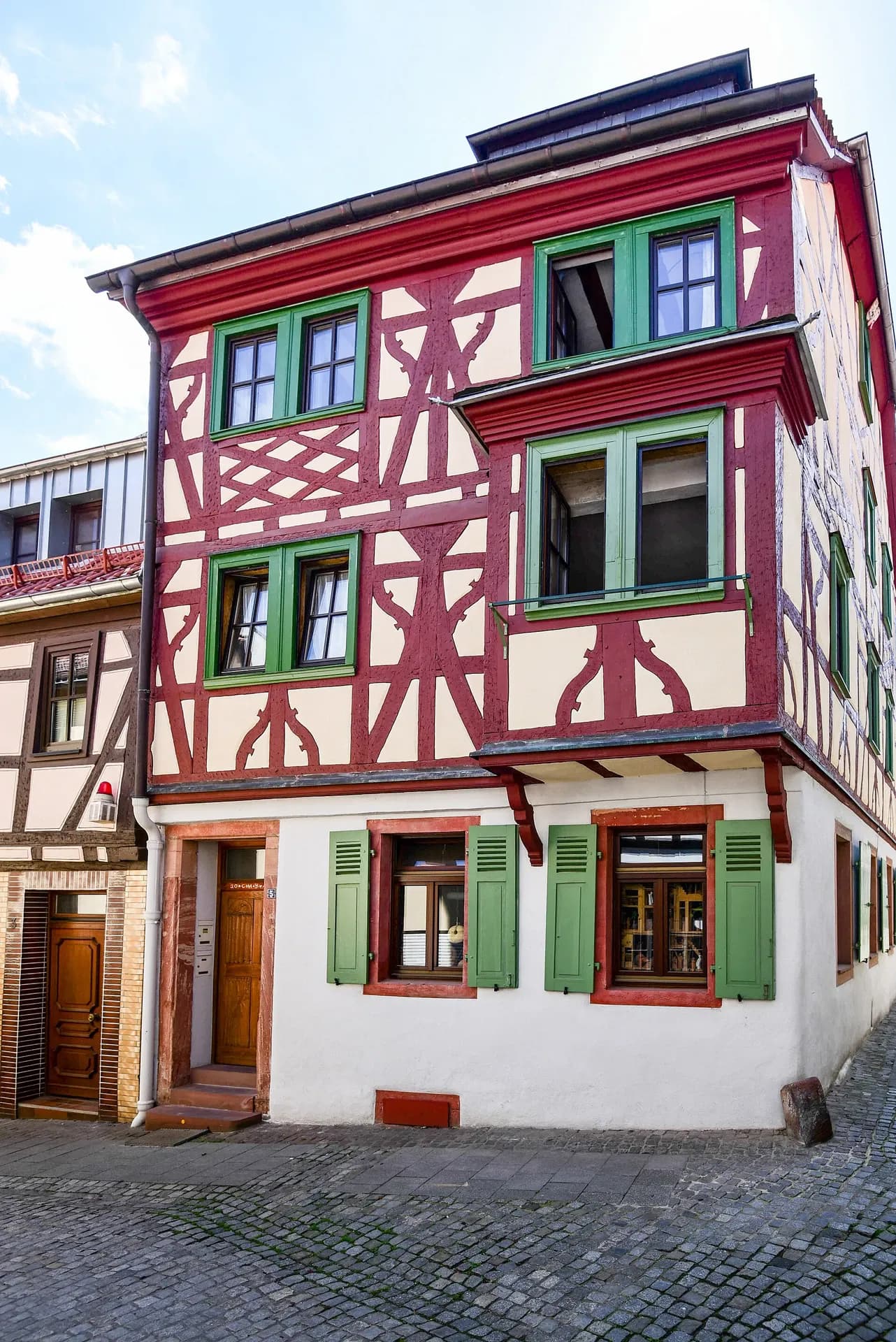 Rot-weißes Zierfachwerkhaus in der Metzgergasse in Aschaffenburg