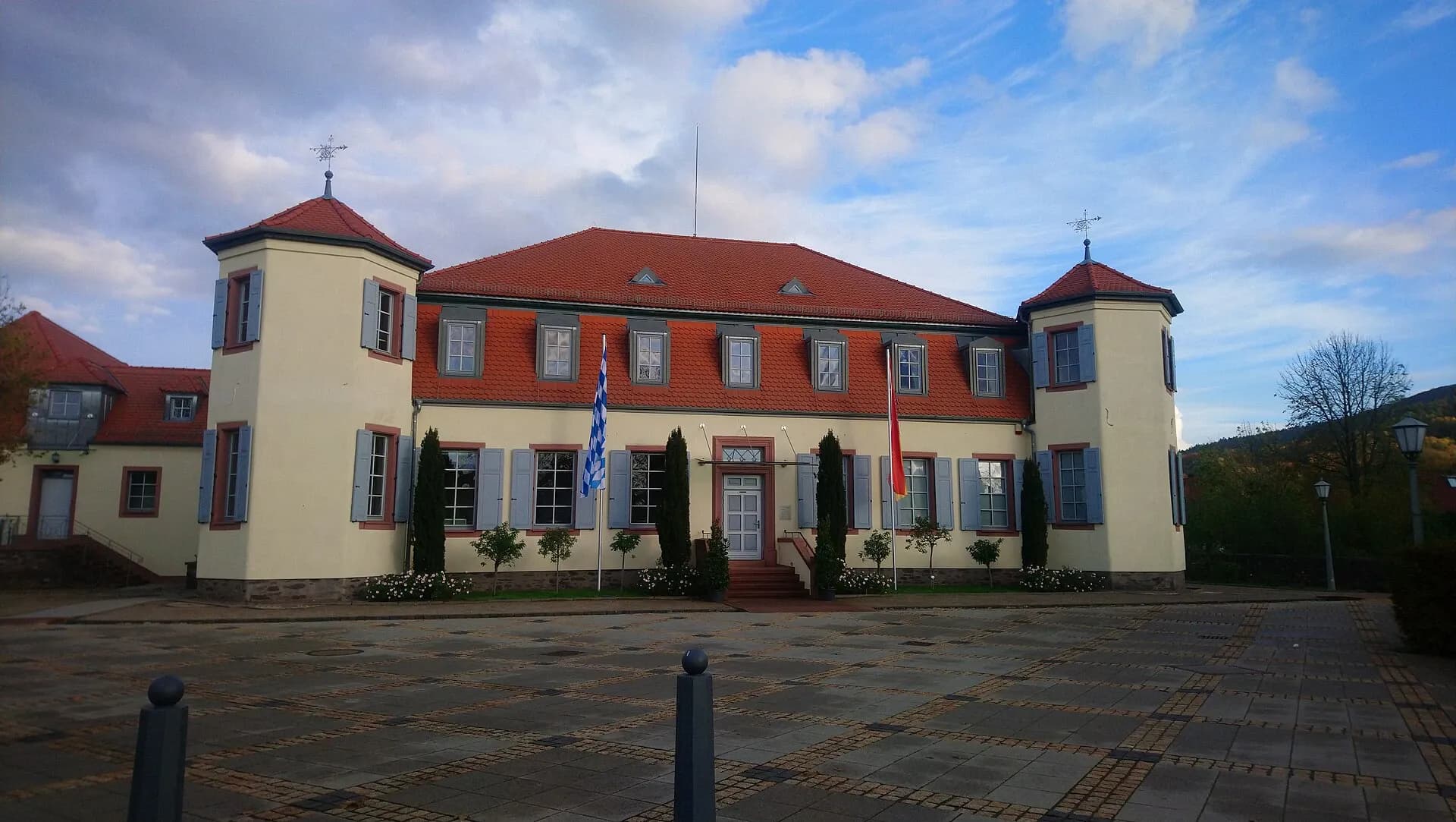 Schlösschen Michelbach mit Vorplatz in Alzenau
