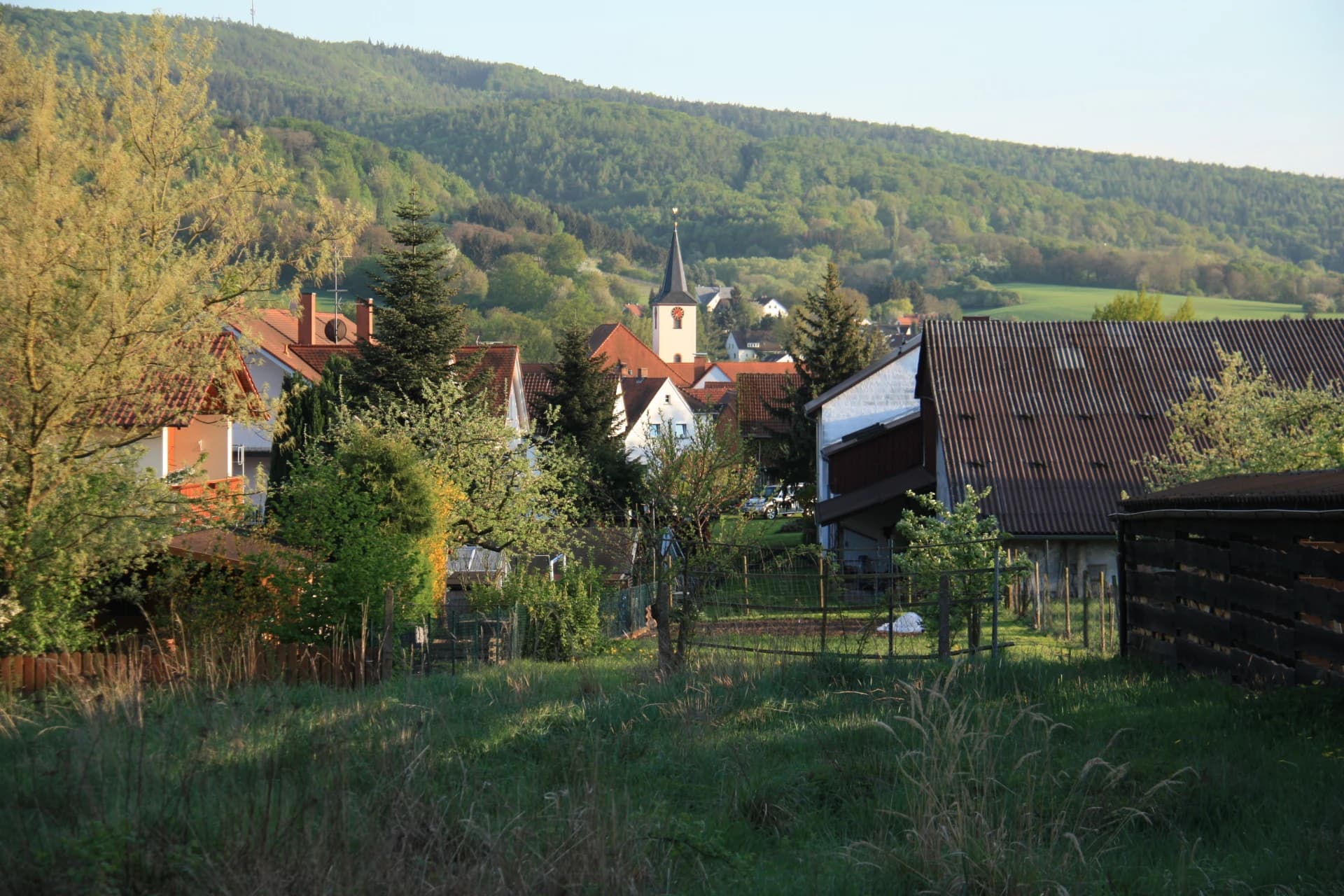 Ortsansicht von Alzenau-Michelbach vor dem Hahnenkamm