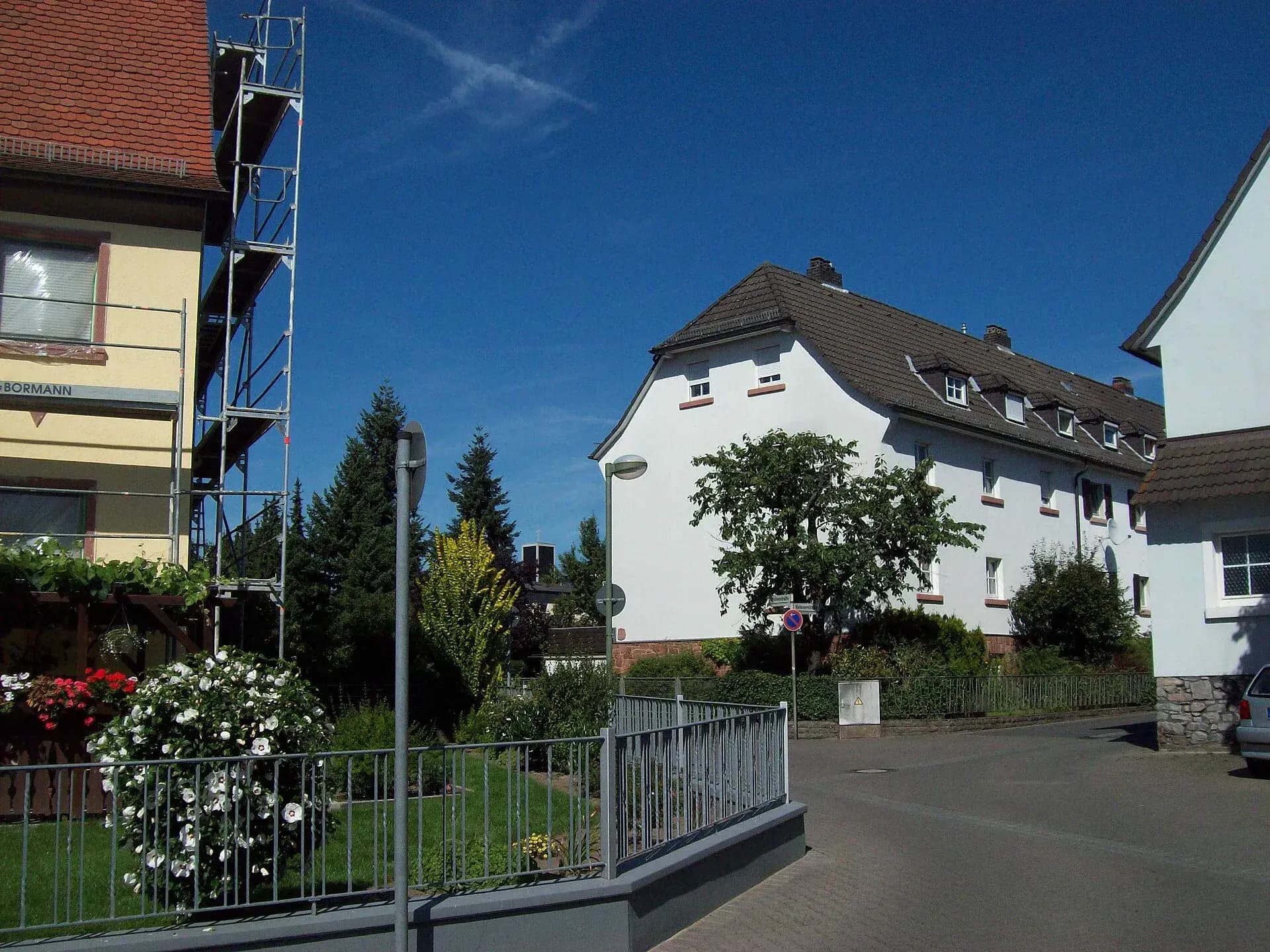 Zweistöckige Mietshäuser in der Helenenstraße in der Obernauer Kolonie in Aschaffenburg