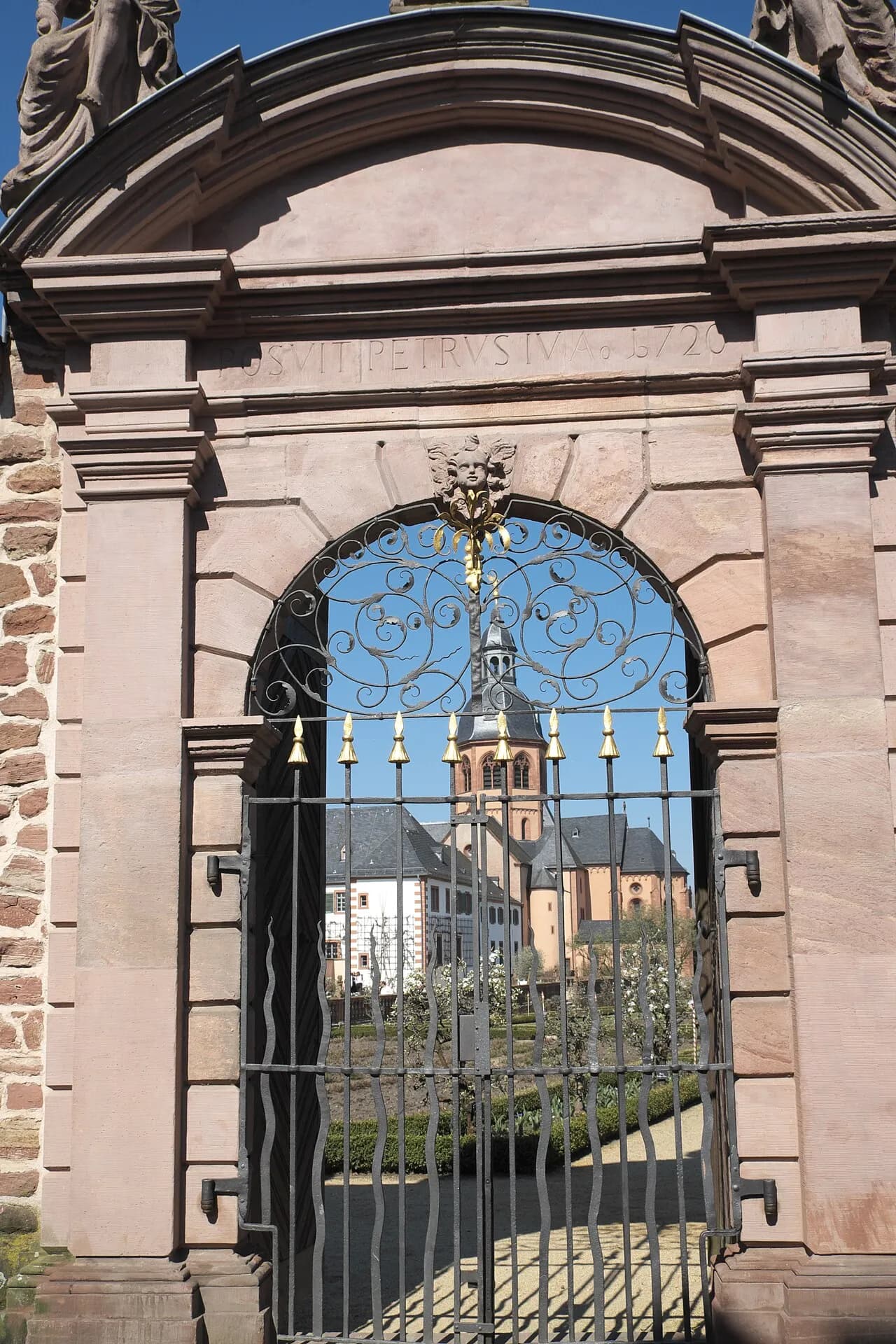 Minerva-Tor mit Blick zur Basilika in Seligenstadt