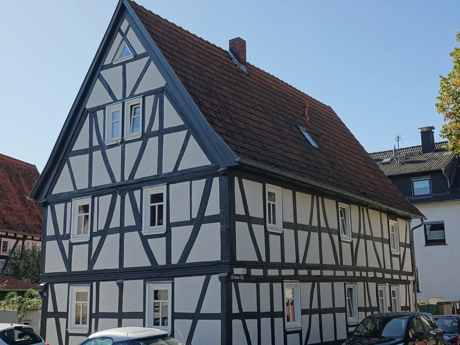 Fachwerkhaus mit dunklem Gebälk an der Alten Rathausstraße in Hanau-Mittelbuchen