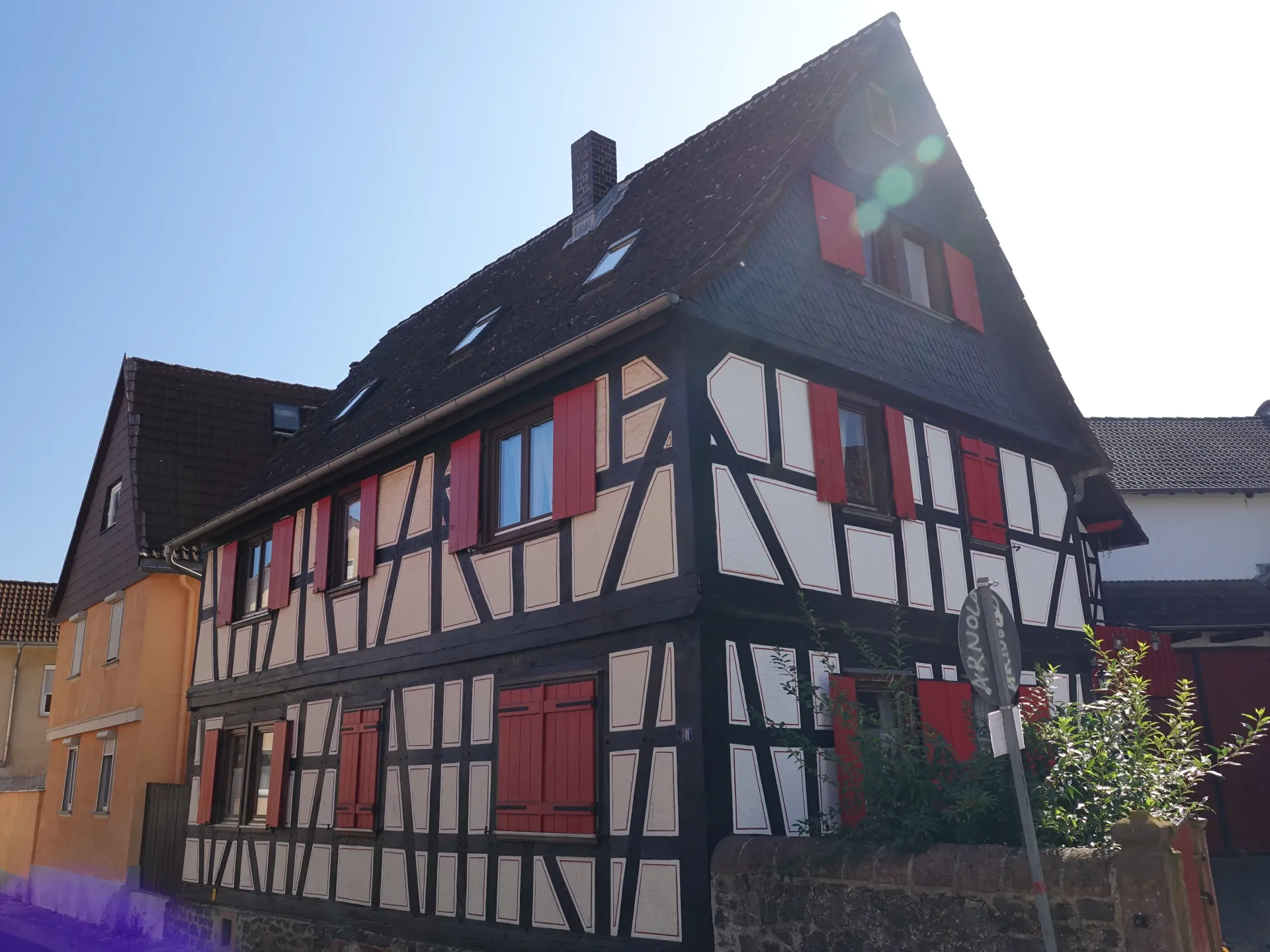 Rot-weißes Fachwerkhaus in der Neuen Straße in Hanau-Mittelbuchen