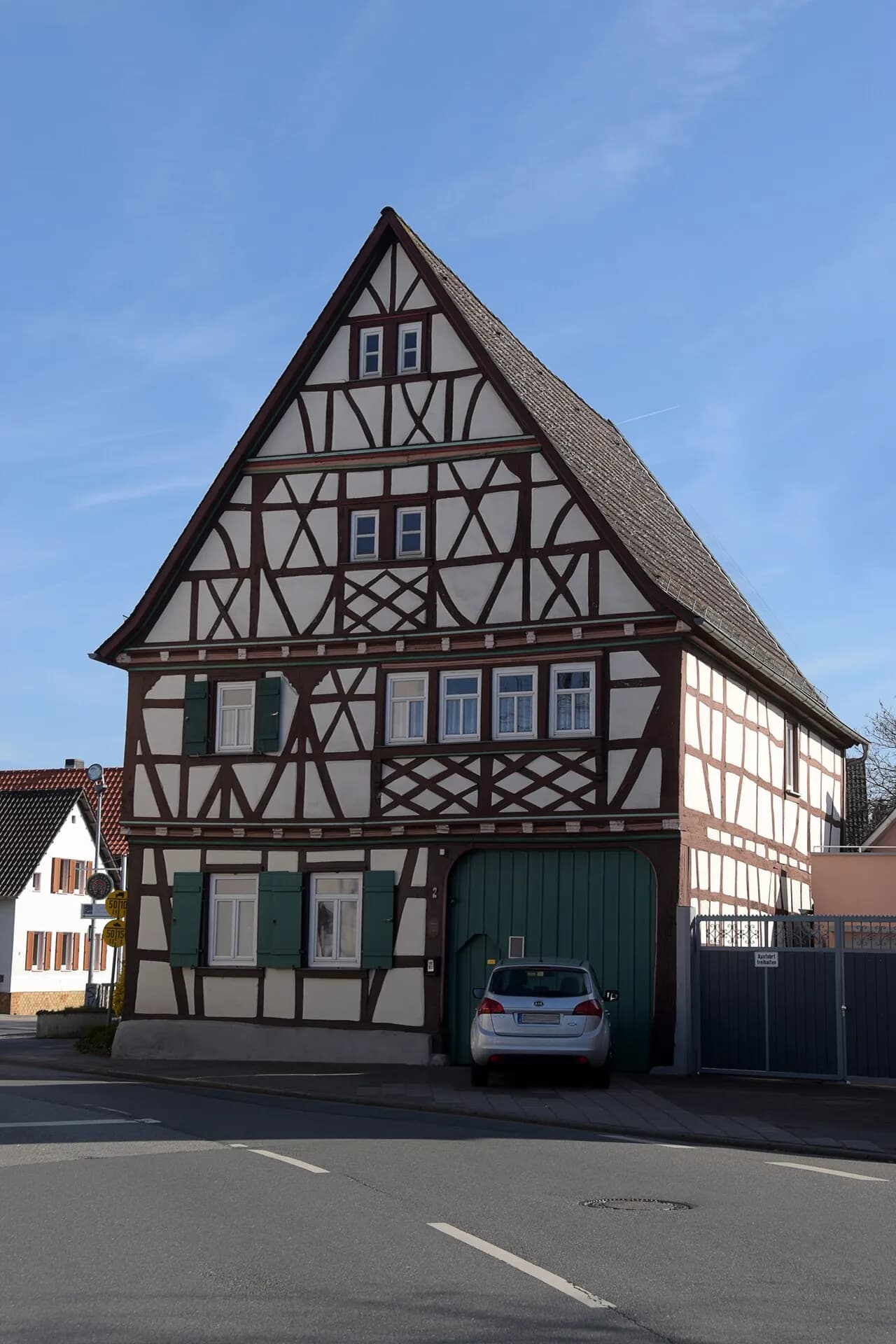 Fachwerkhaus mit Toreinfahrt in der Mittelgasse 2 in Pfungstadt
