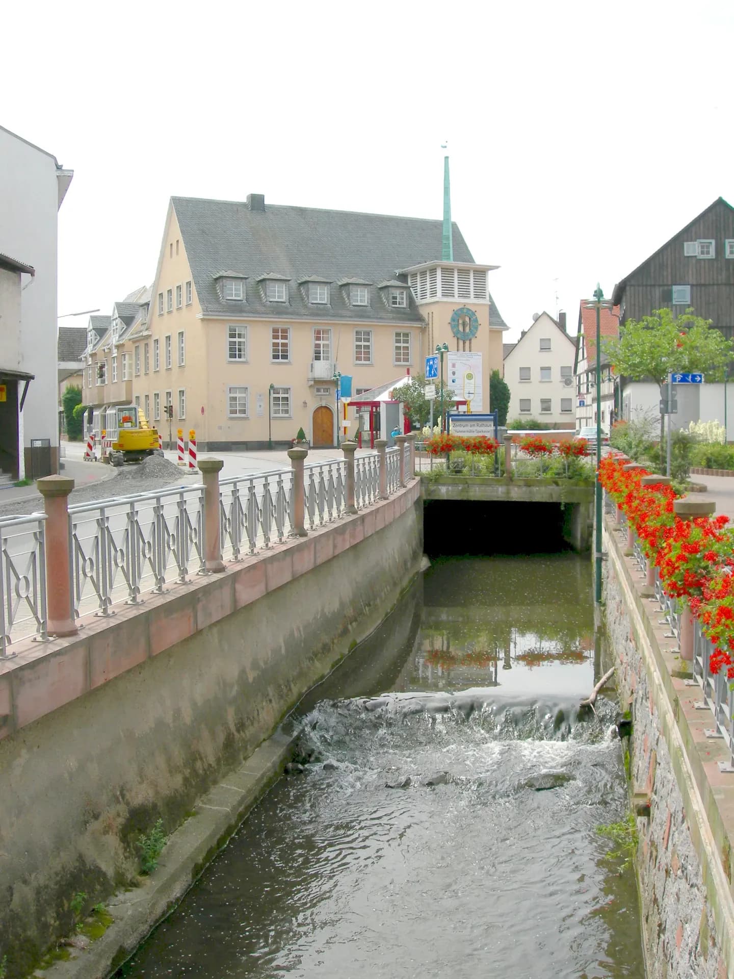 Modau-Kanal mit Rathaus in Ober-Ramstadt
