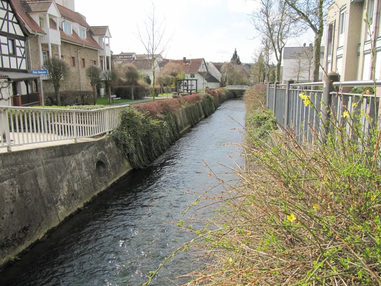 Modau im Ortskern von Nieder-Ramstadt in Mühltal