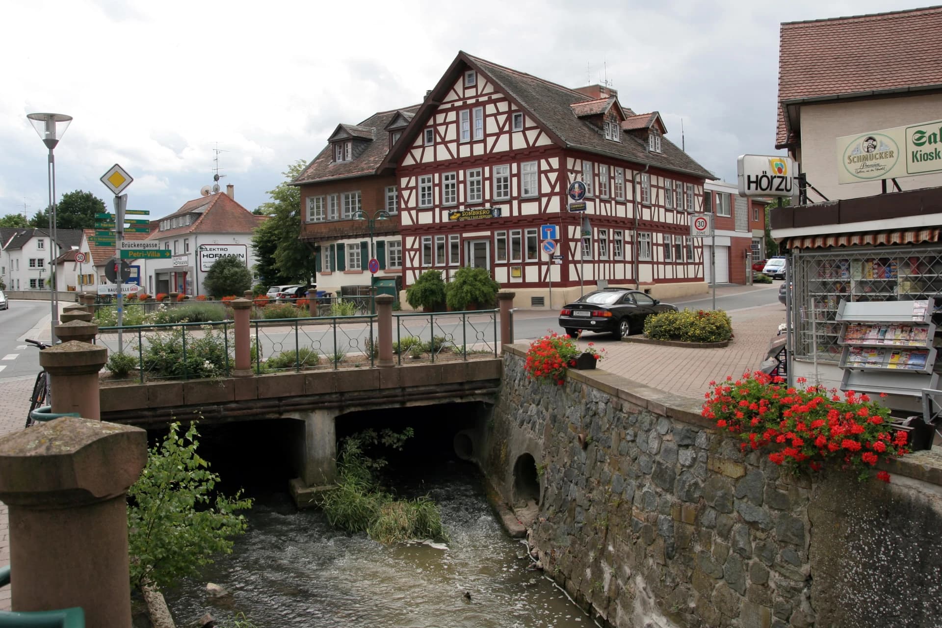 Modau mit Fachwerkhaus in der Ortsmitte von Ober-Ramstadt