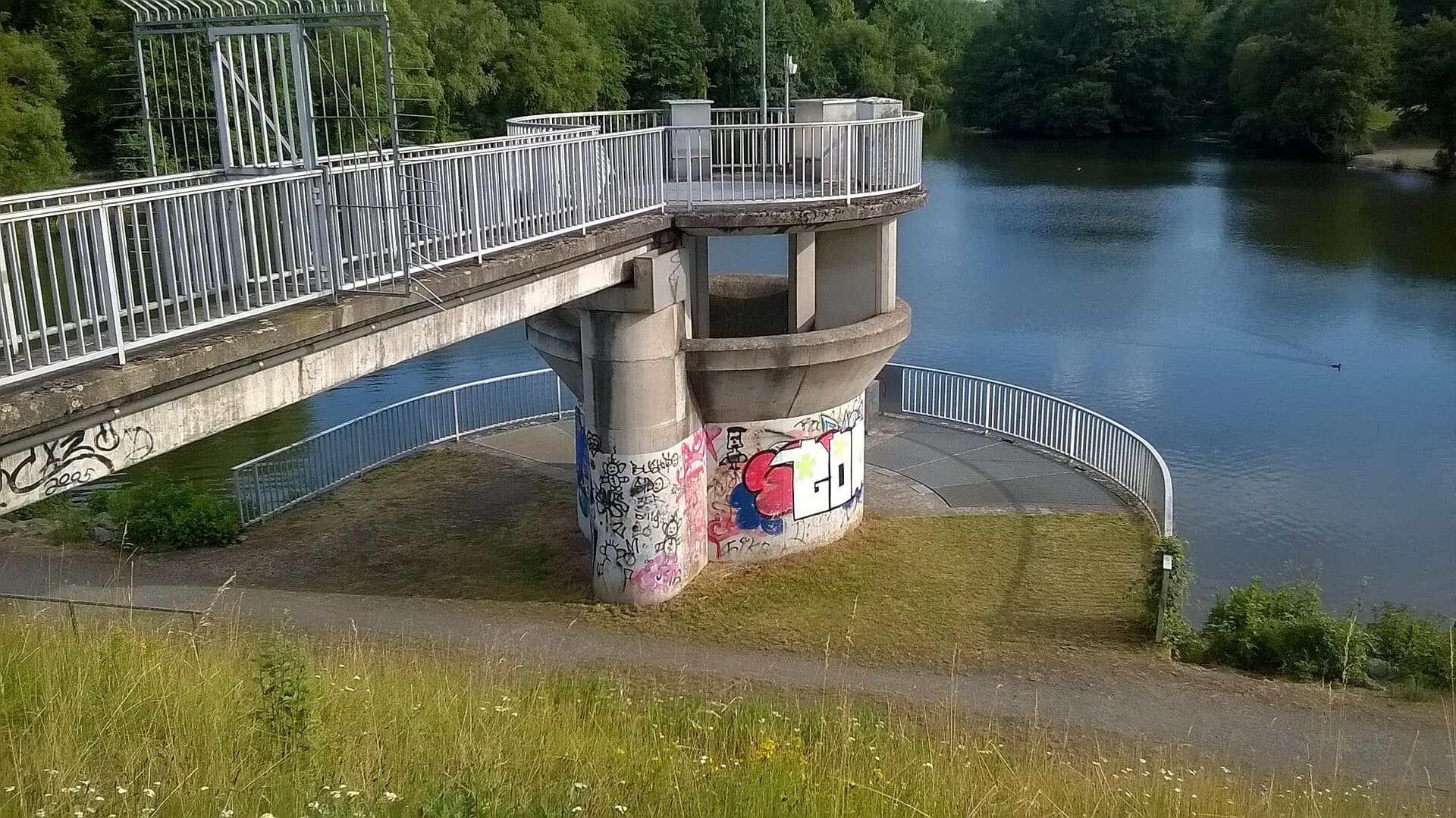 Brücke am Modau-Rückhaltebecken in Ober-Ramstadt