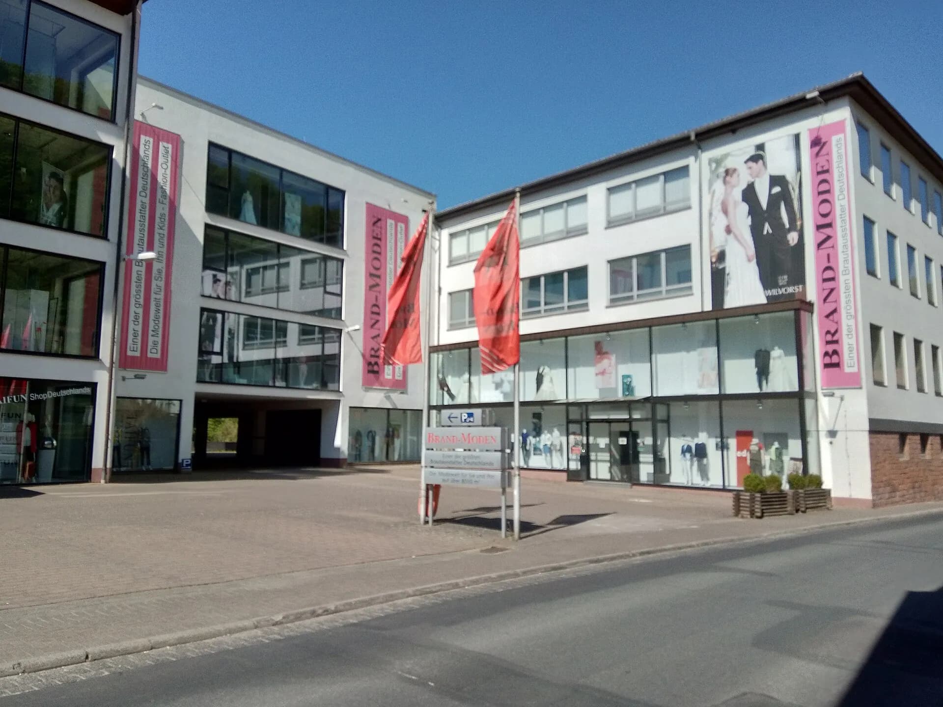 Modehaus an der Durchgangsstraße in Leidersbach
