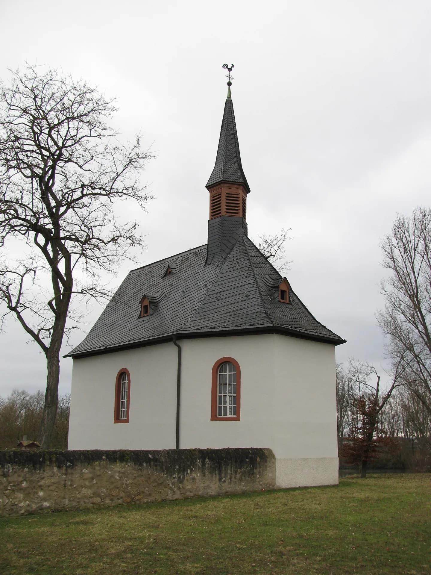 Mönchhofkapelle von der Seite in Raunheim