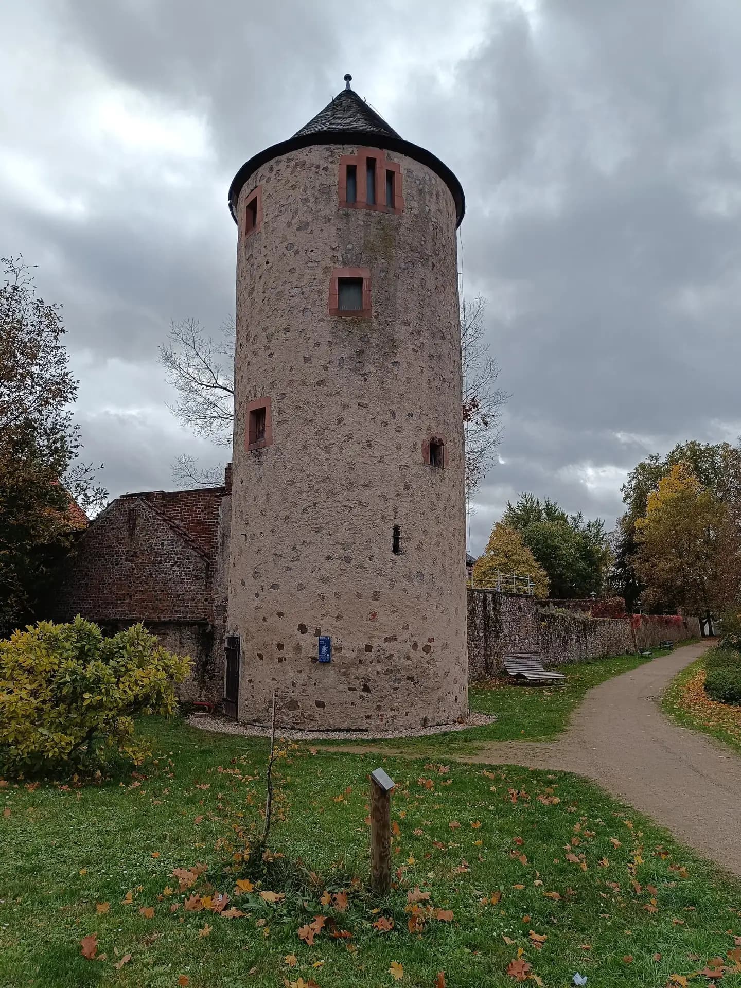 Mühlturm an der Stadtmauer im Herbst in Dieburg
