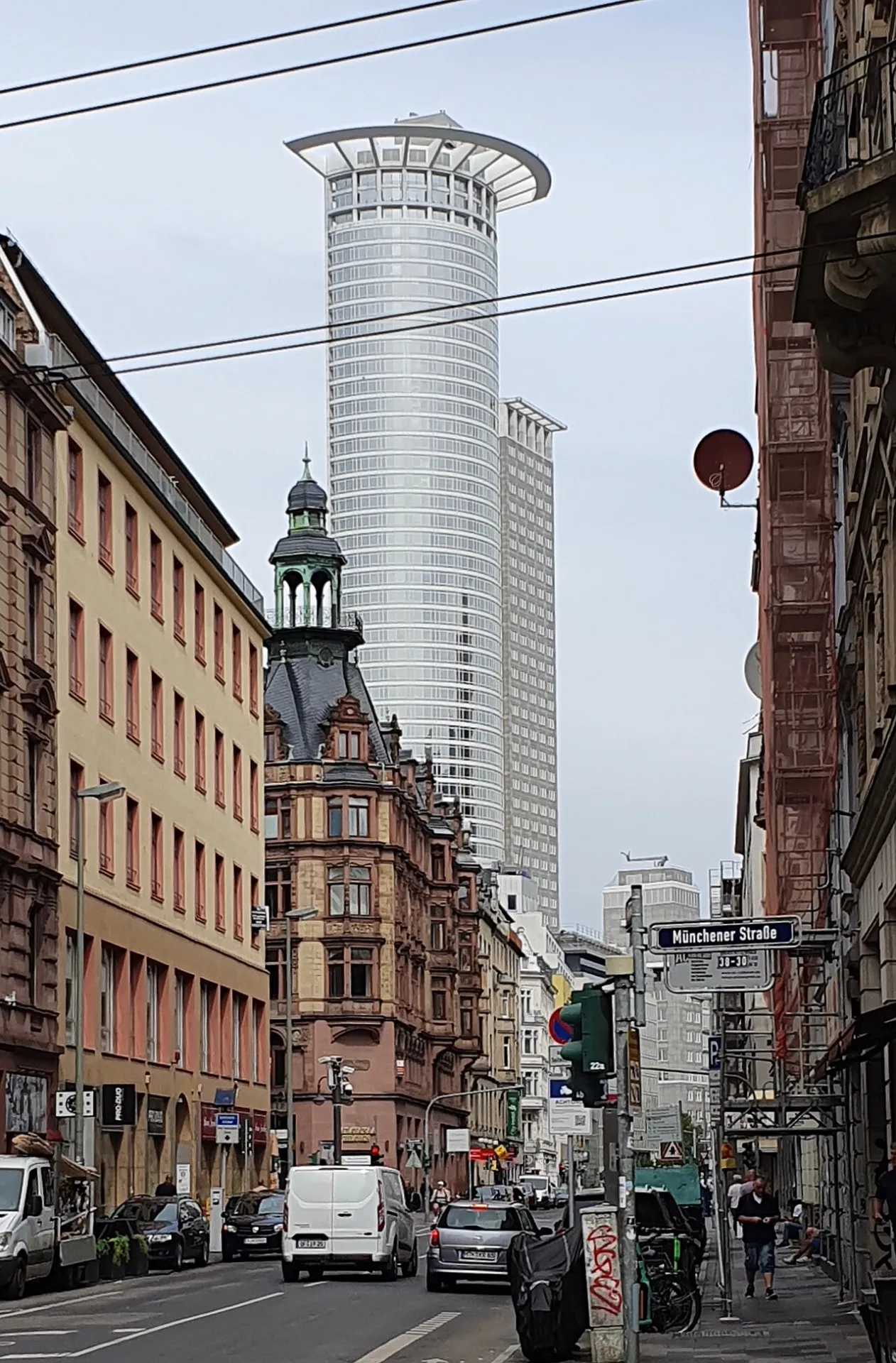 Münchener Straße mit Blick auf ein Hochhaus im Frankfurter Bahnhofsviertel