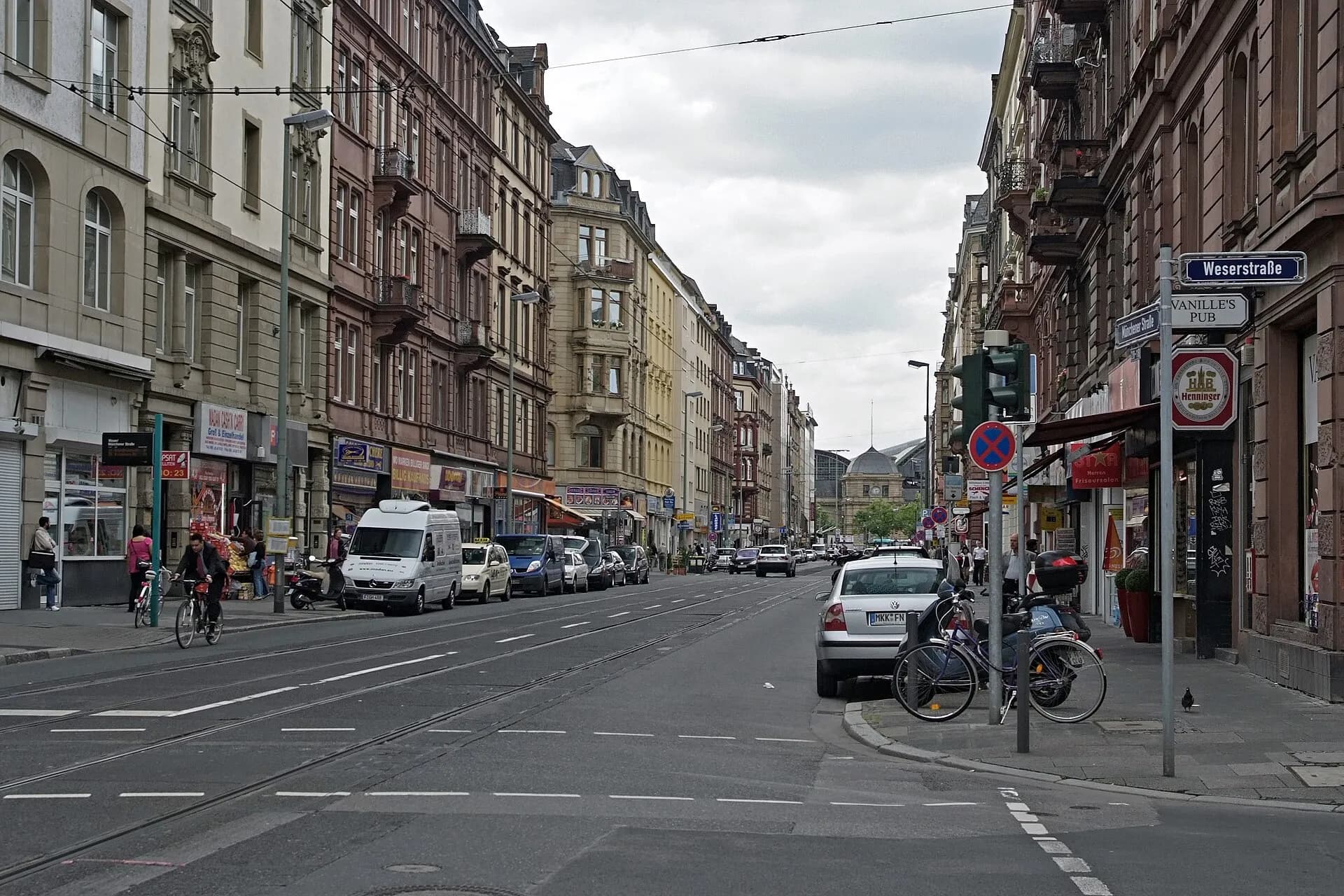 Straßenzug der Münchener Straße im Frankfurter Bahnhofsviertel