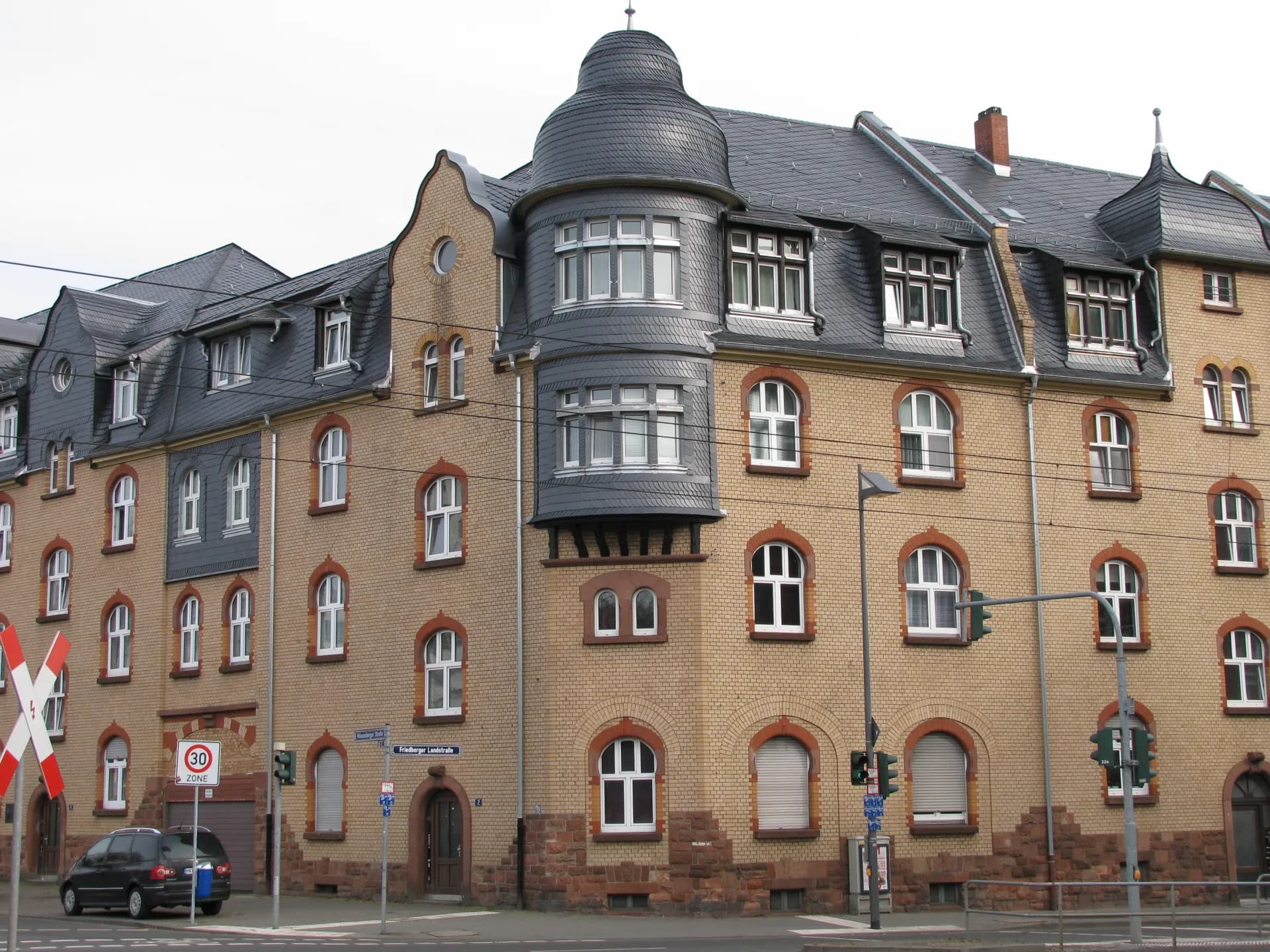 Eckhaus mit Turmhaube an der Münzenberger Straße im Frankfurter Nordend
