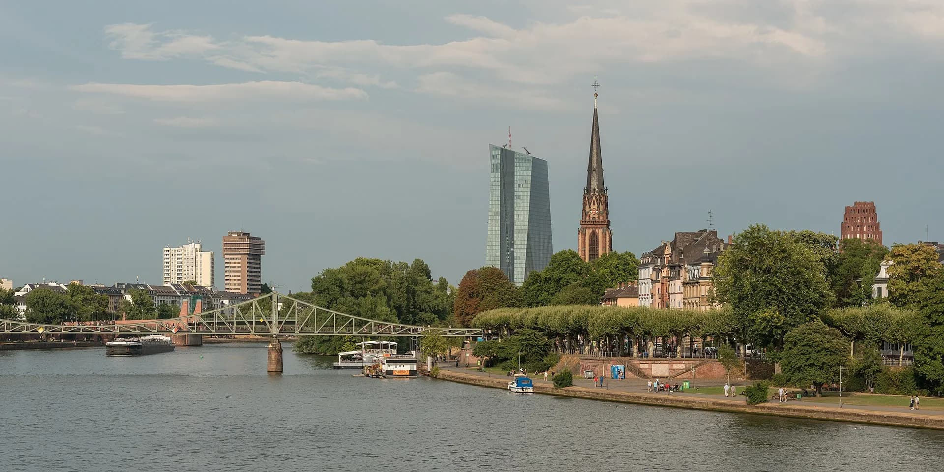 Museumsufer am Main mit der Dreikönigskirche