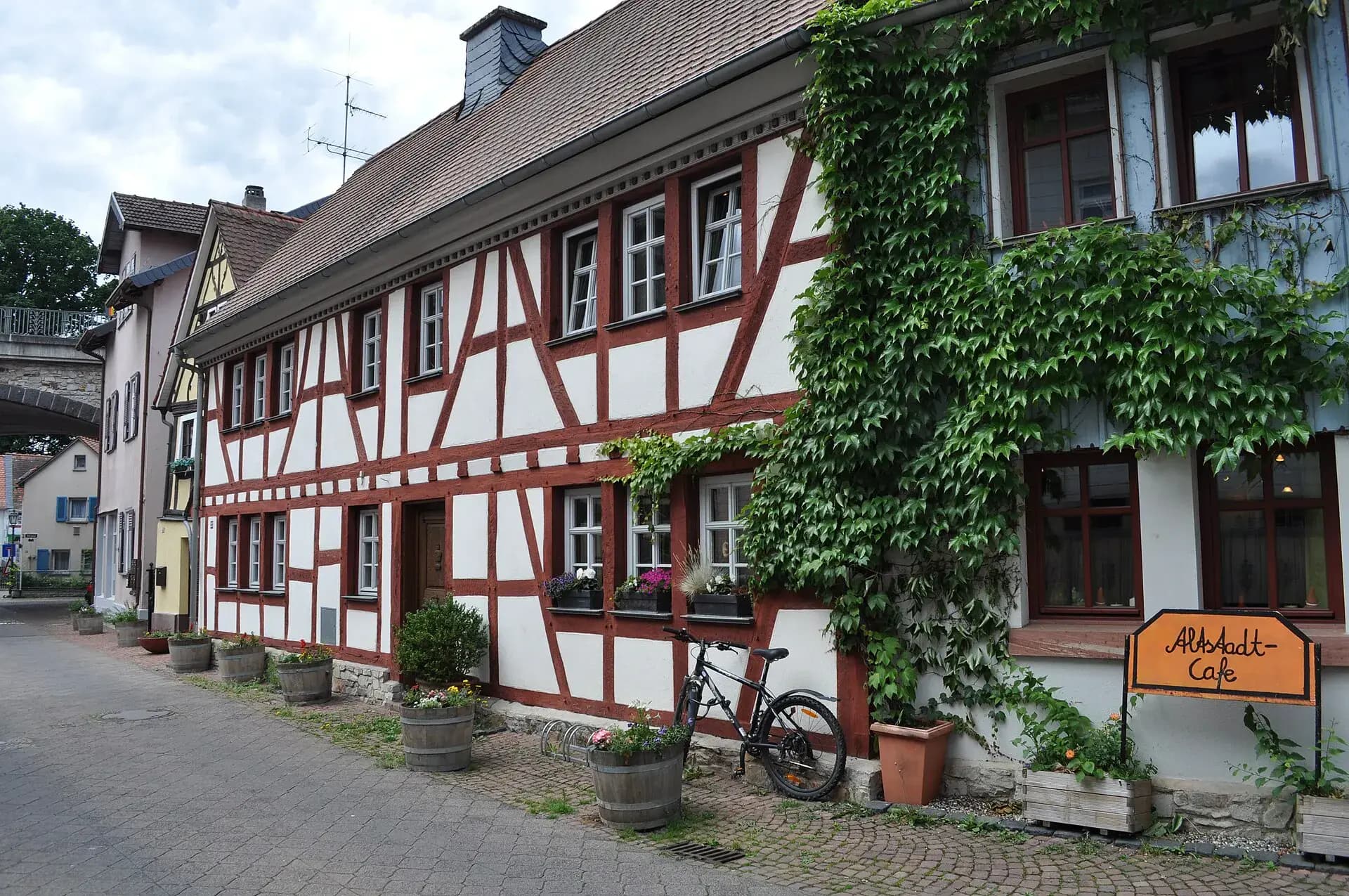 Fachwerkhaus mit Efeufassade an der Mussbachstraße in Bad Homburg
