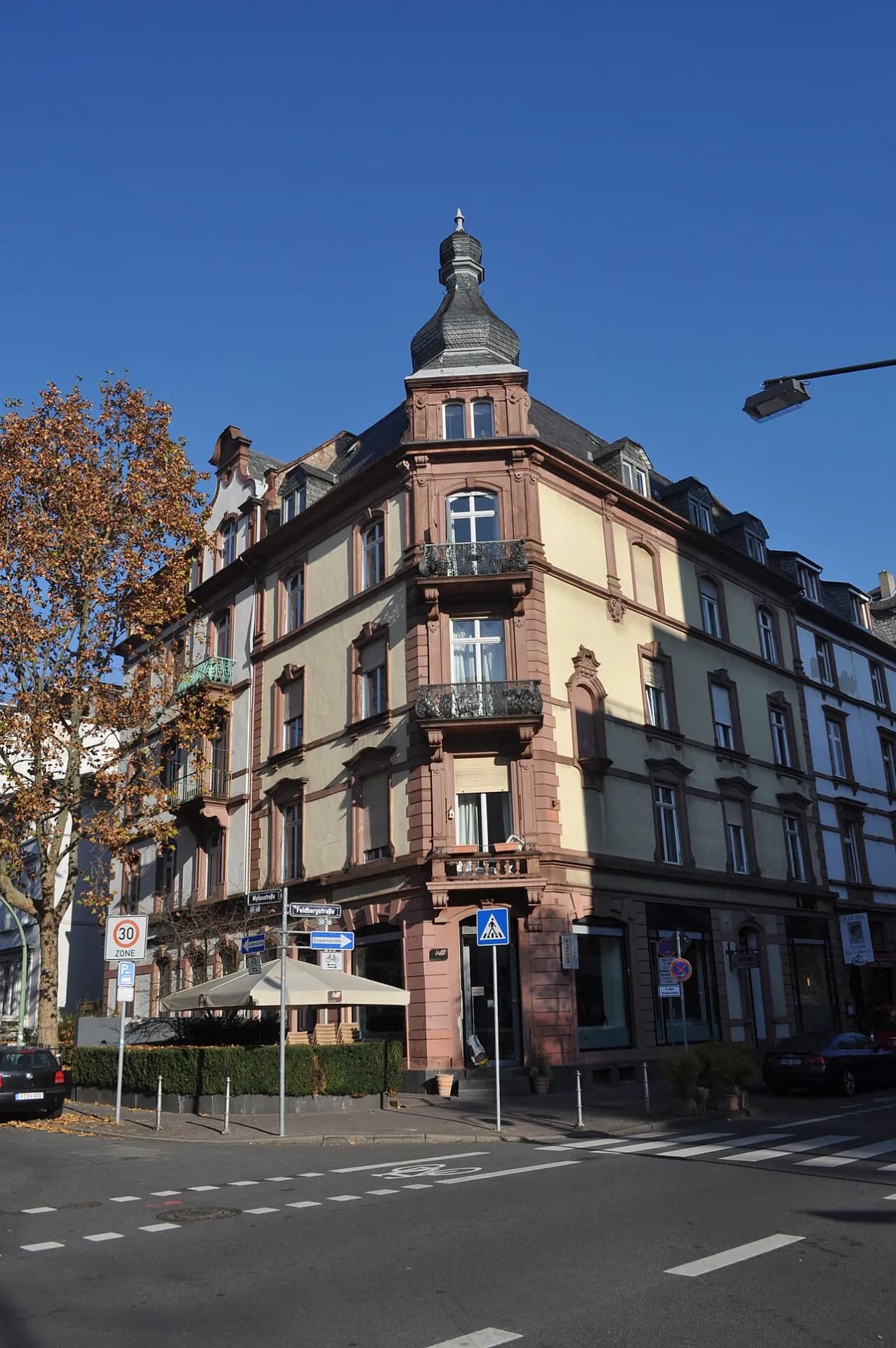 Eckhaus mit Turmerker in der Myliusstraße im Frankfurter Westend