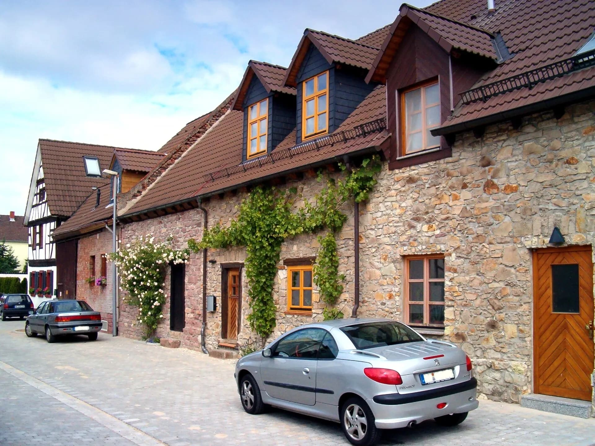 Natursteinhaus mit Efeu an der Straße in Rodgau