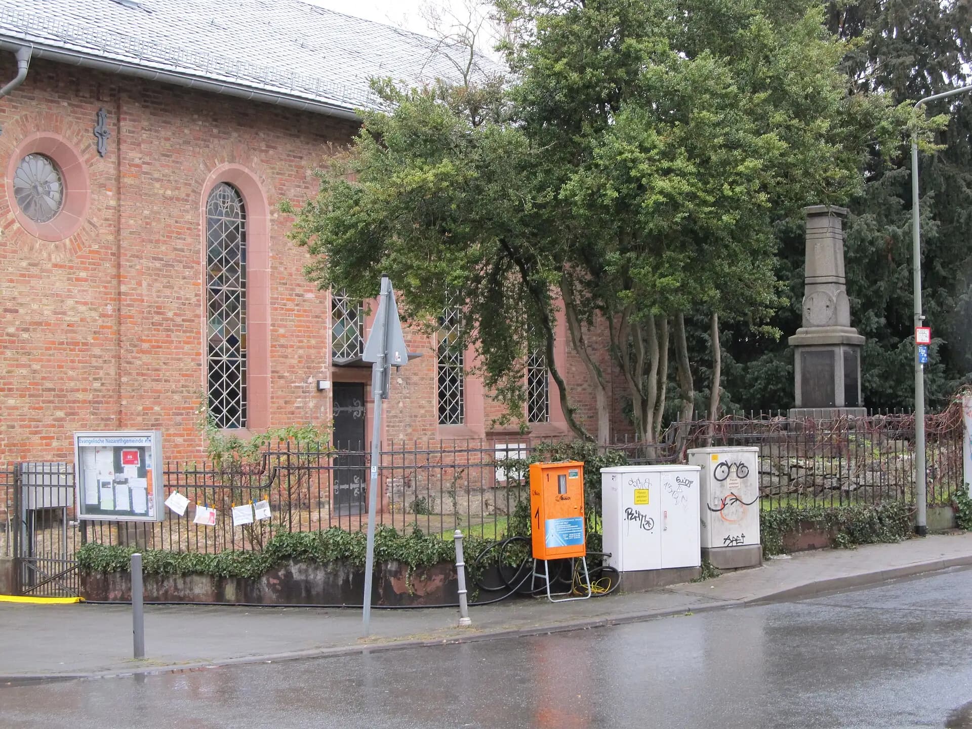 Nazarethkirche mit Vorplatz in Frankfurt Eckenheim