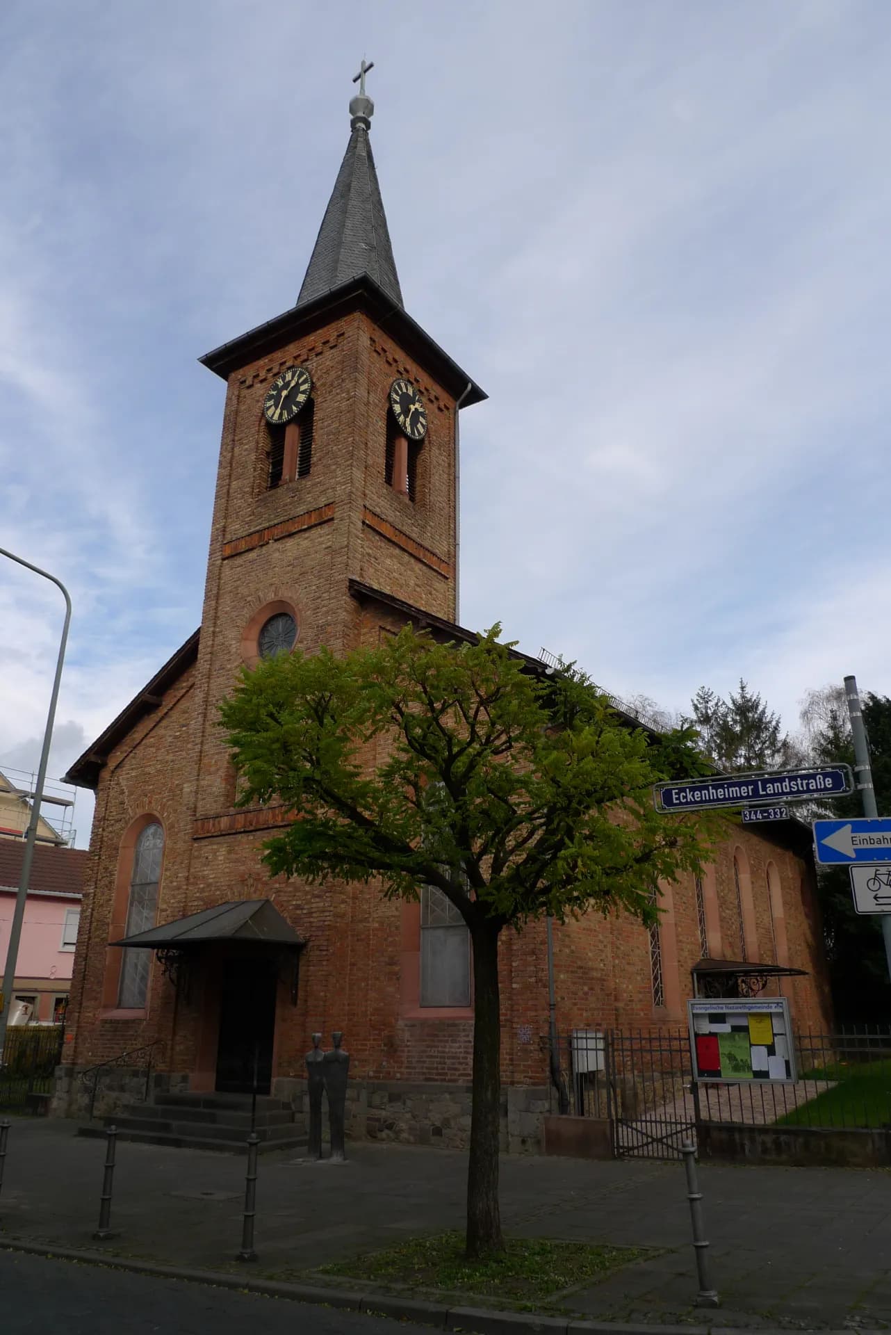 Nazarethkirche mit Kirchturm in Frankfurt Eckenheim