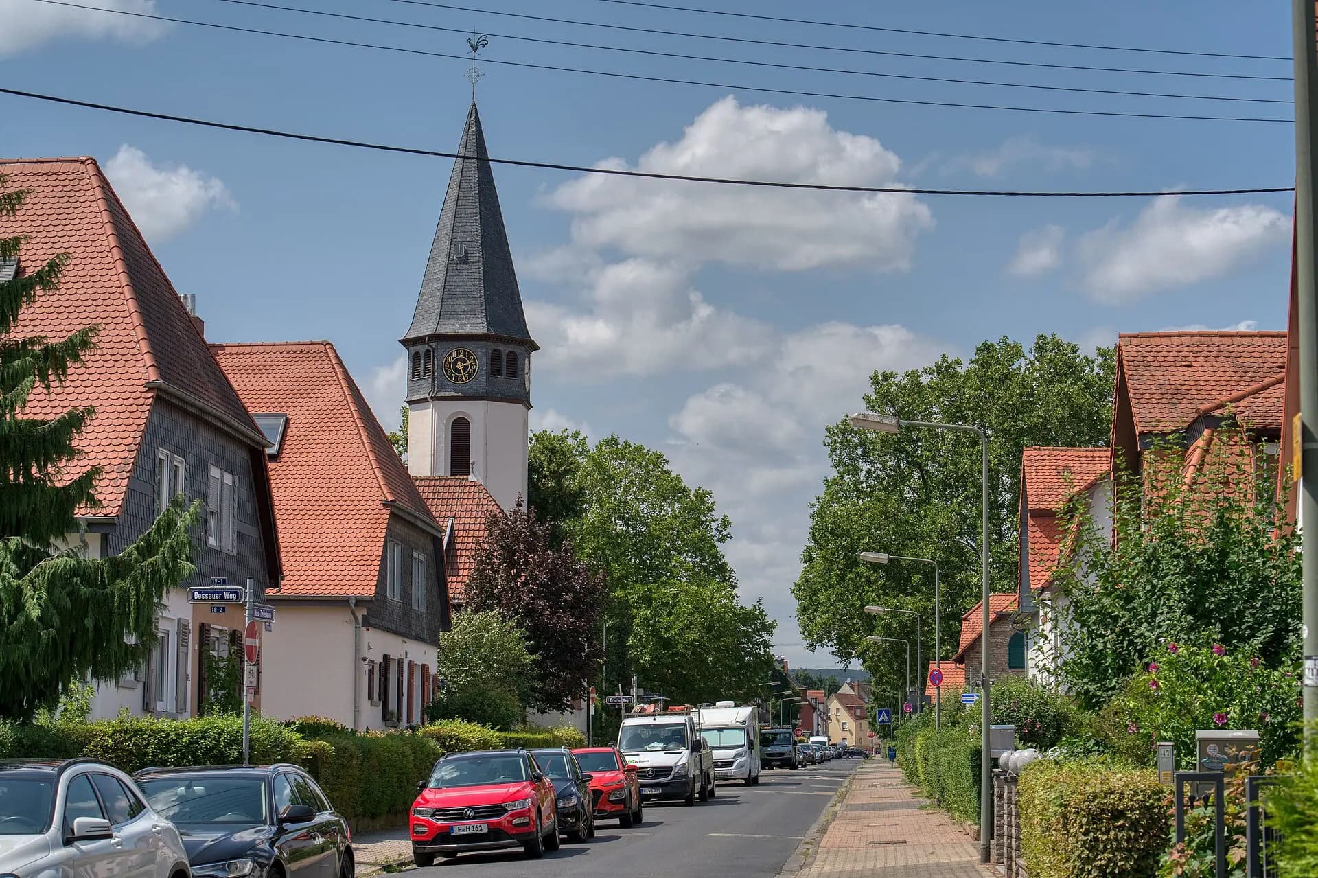Straße in Neu-Zeilsheim mit Blick auf die Kirche in Frankfurt