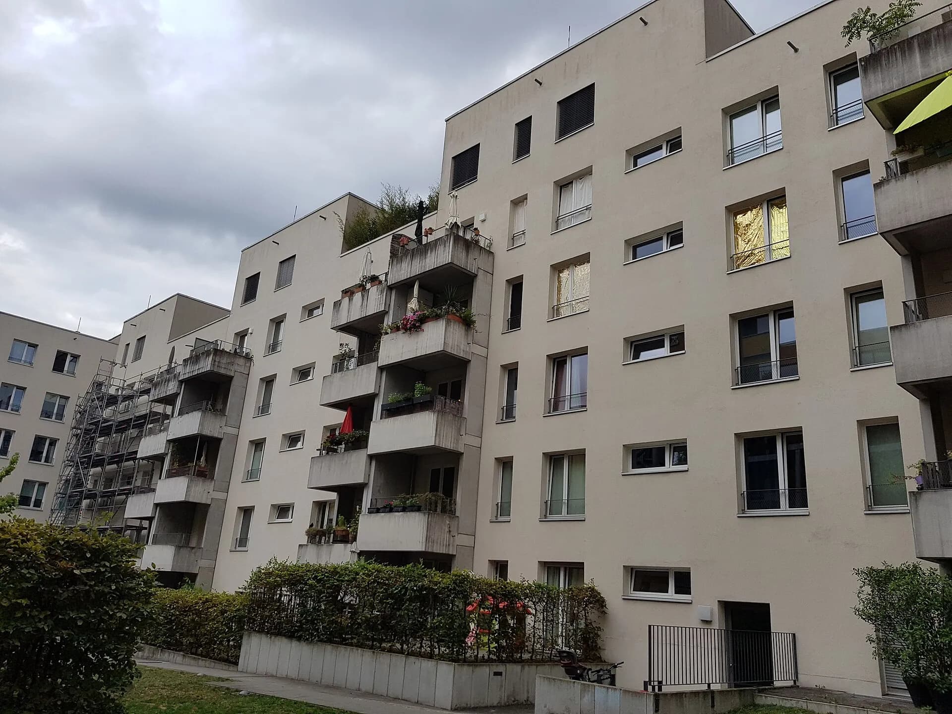 Innenhof eines Neubauquartiers an der Heidestraße in Frankfurt Bornheim