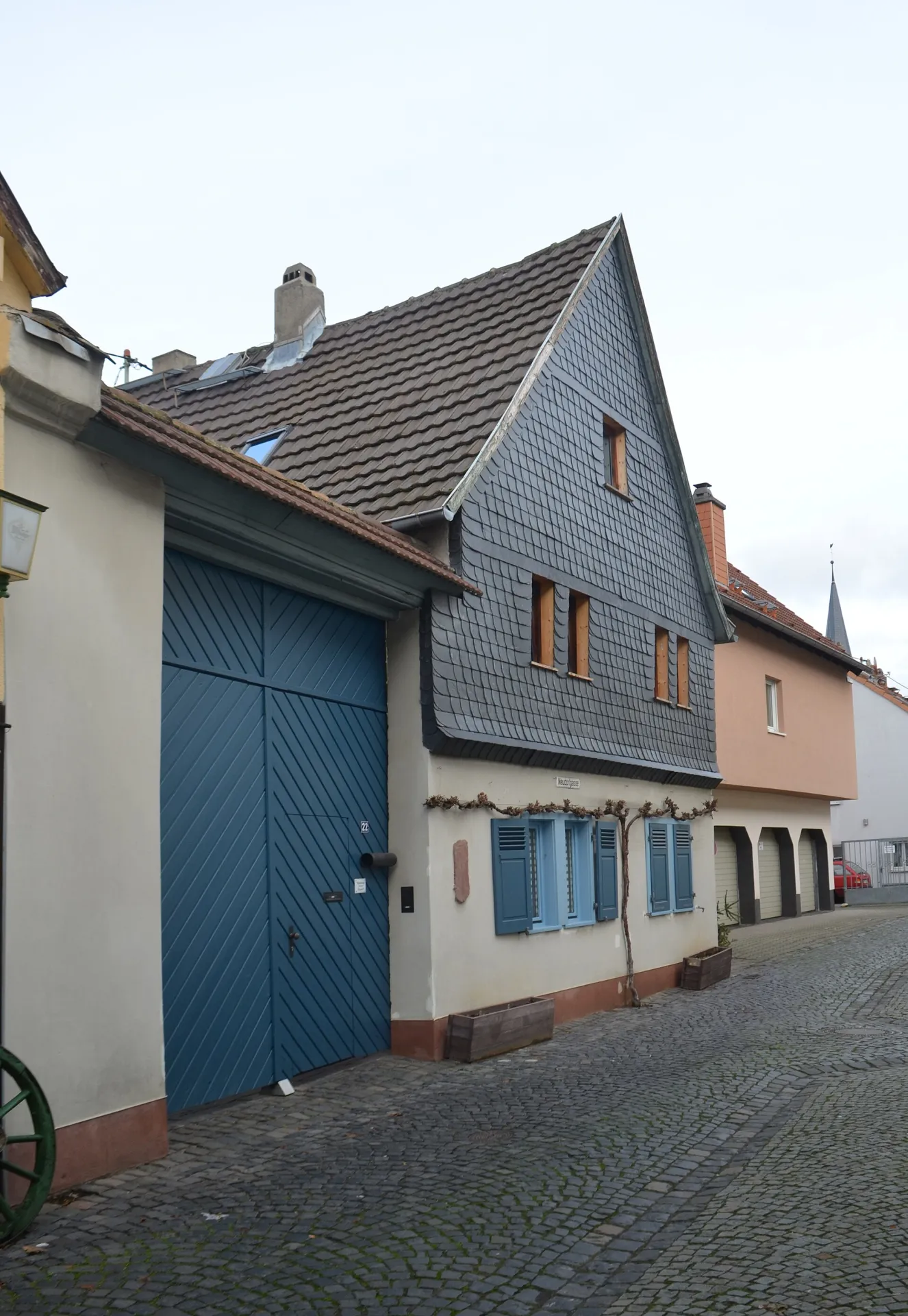 Wohnhaus mit blauem Tor in der Neudorfgasse 22 in Hochheim am Main