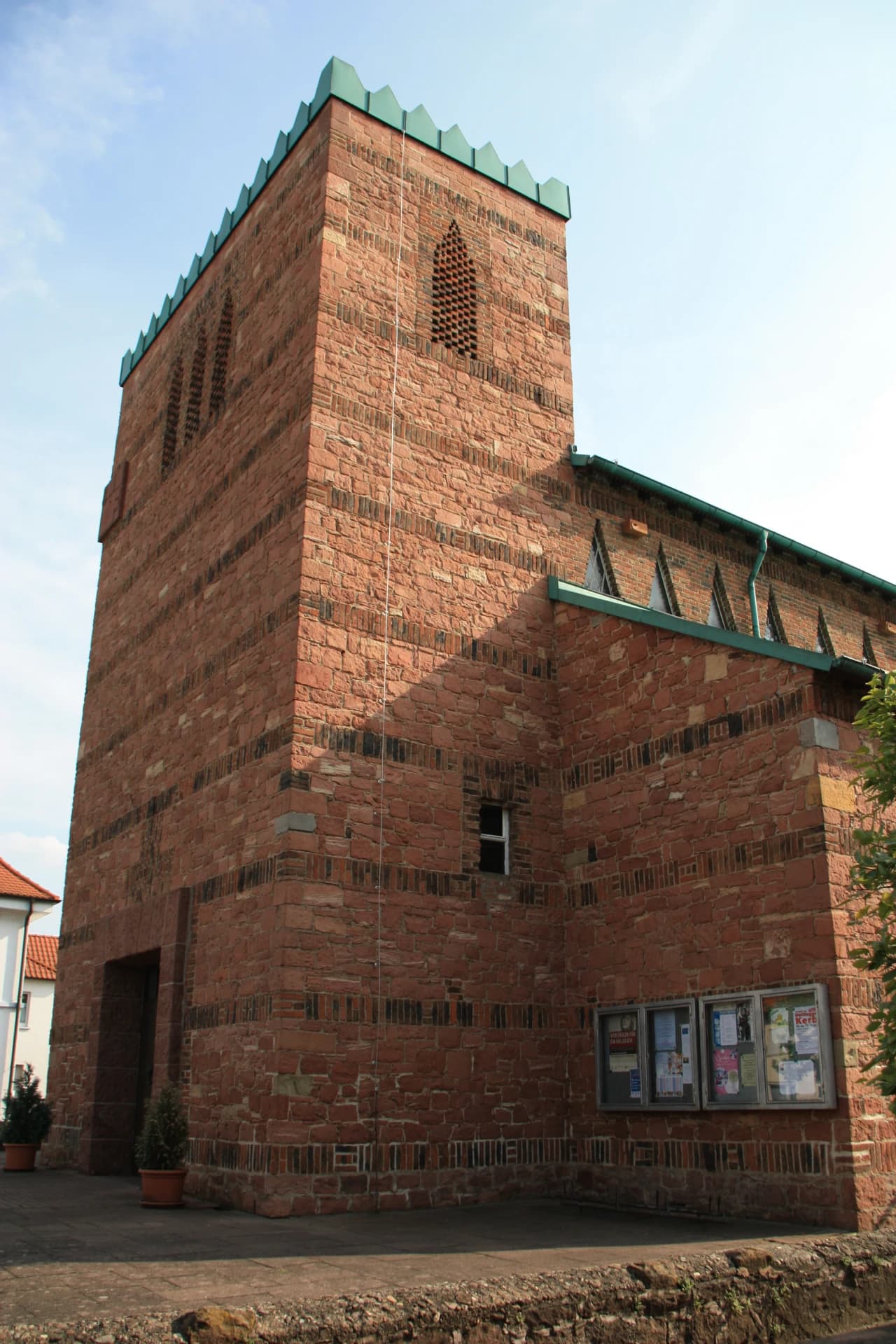 Neue Kirche aus rotem Sandstein im Ortsteil Dettingen in Karlstein am Main
