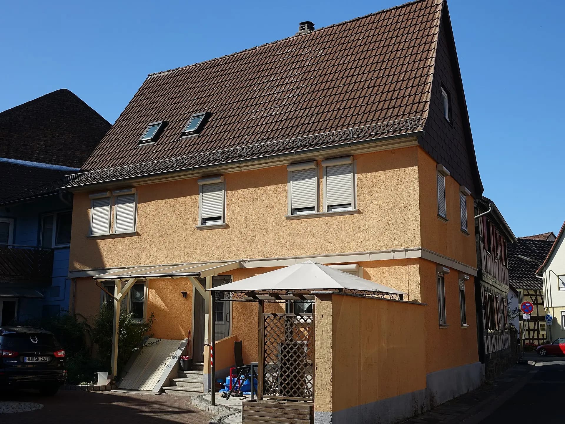 Ockerfarbenes Wohnhaus in der Neuen Straße in Hanau-Mittelbuchen