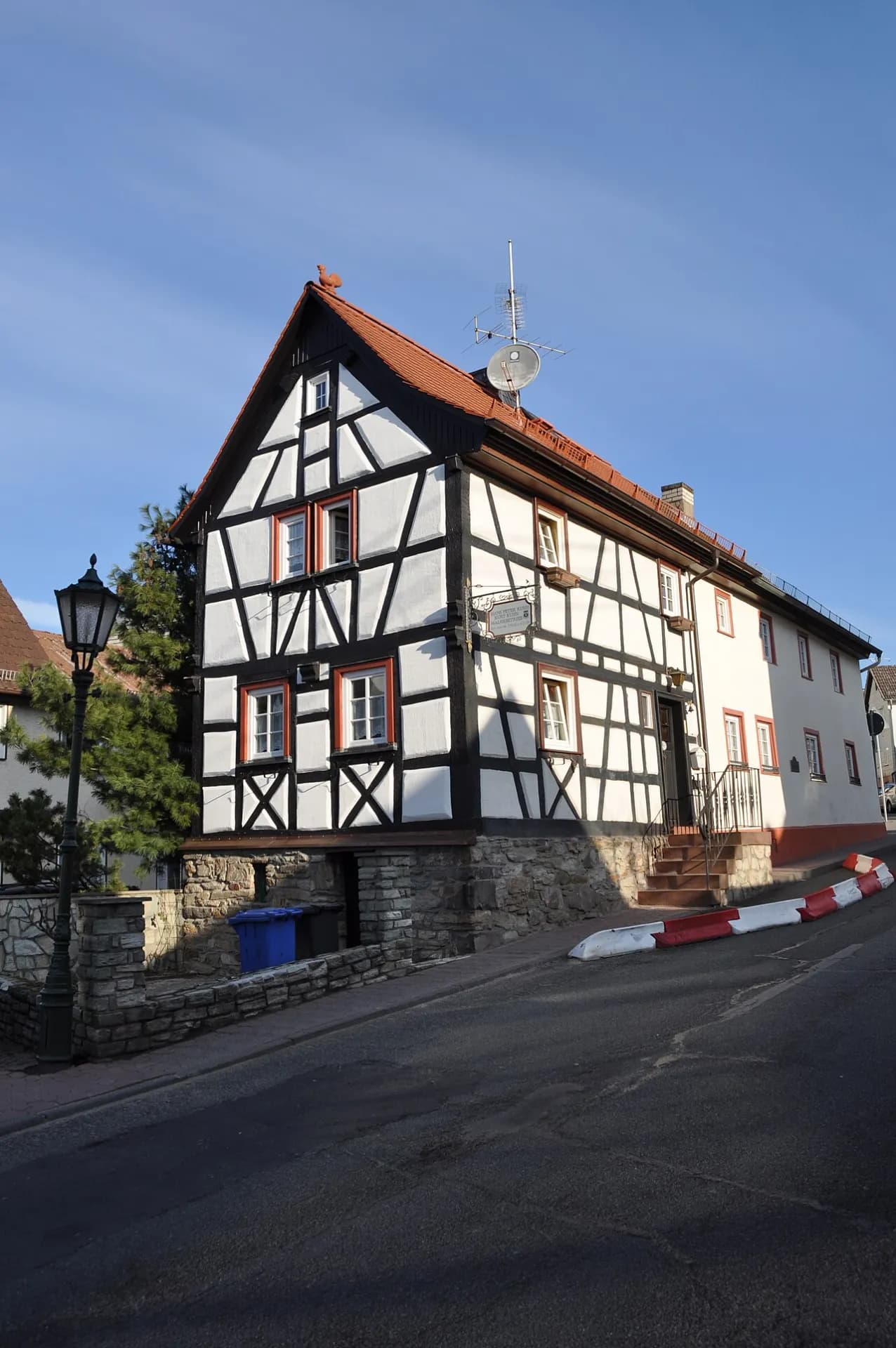 Fachwerkhaus Hauptstraße 51 im Stadtteil Neuenhain in Bad Soden am Taunus