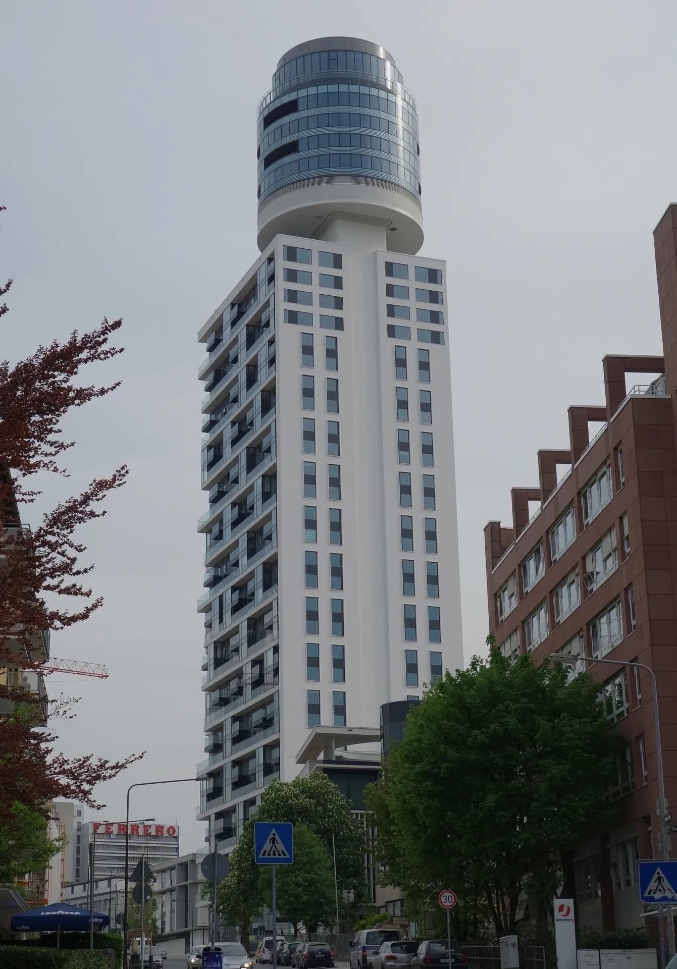Neuer Henninger Turm in Frankfurt Sachsenhausen