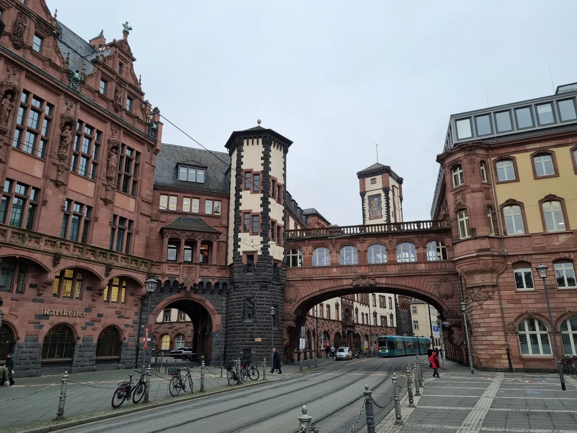 Neues Rathaus mit Seufzerbrücke in der Frankfurter Altstadt