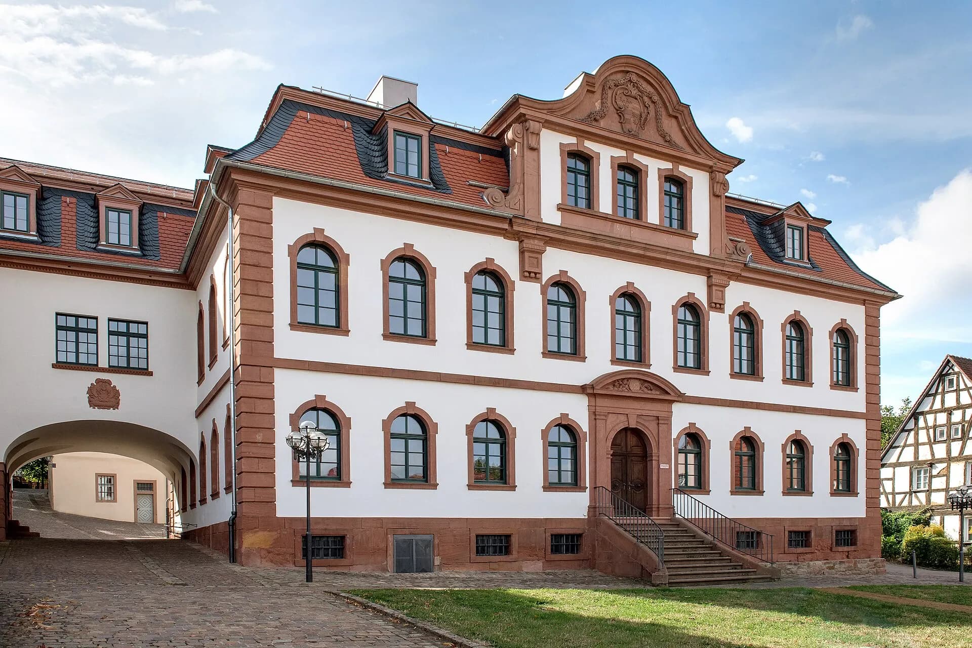 Neues Schloss in Bad König von der Straßenseite