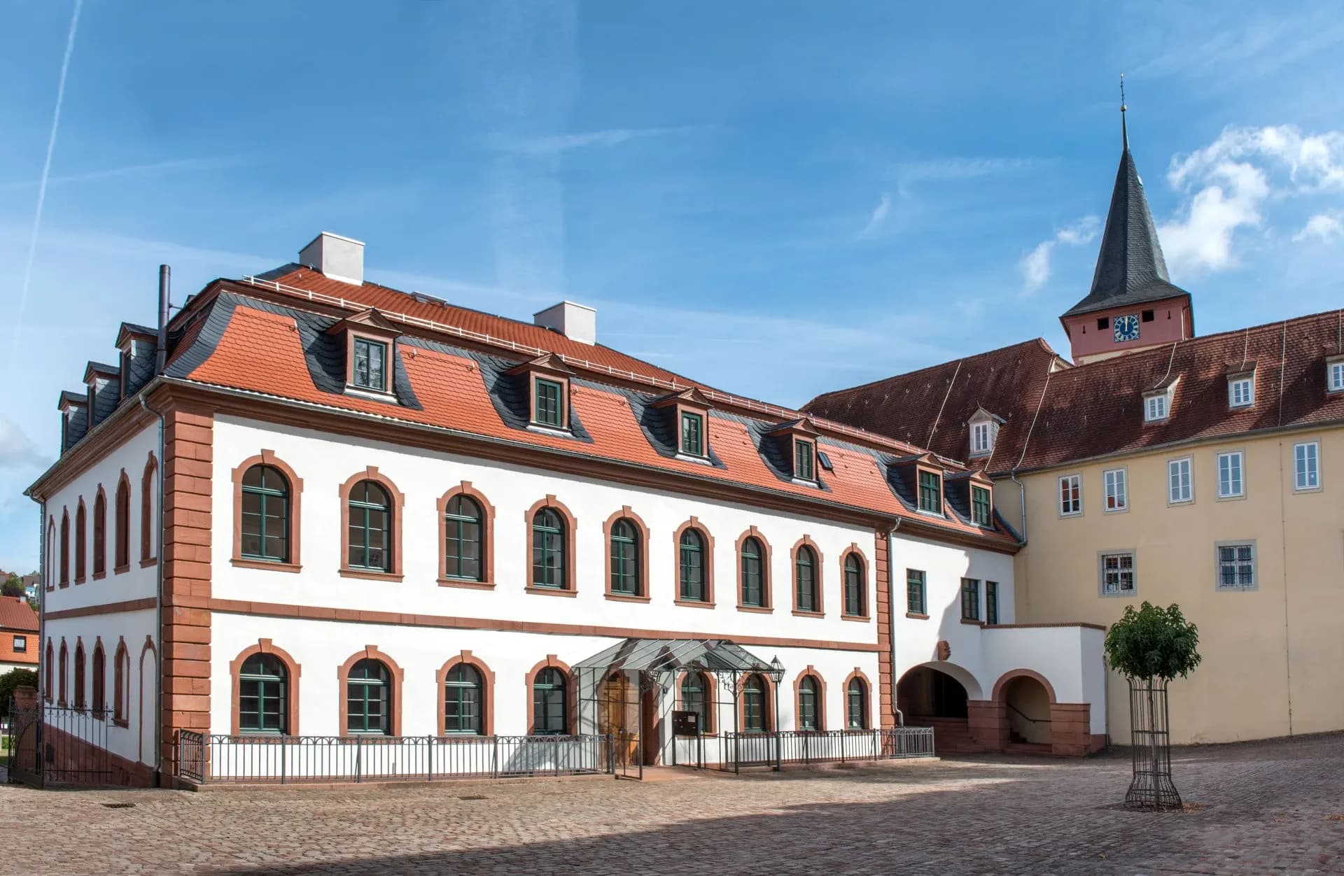 Neues Schloss in Bad König von der Gartenseite