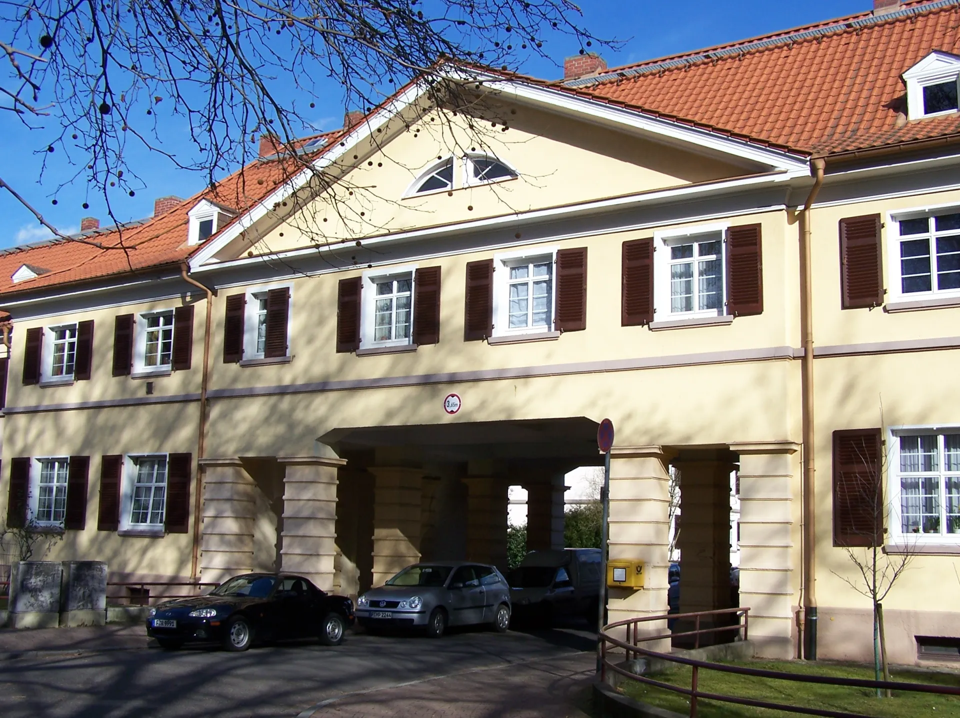 Wohnhaus mit Torbogen an der Neulandstraße in Frankfurt Sindlingen