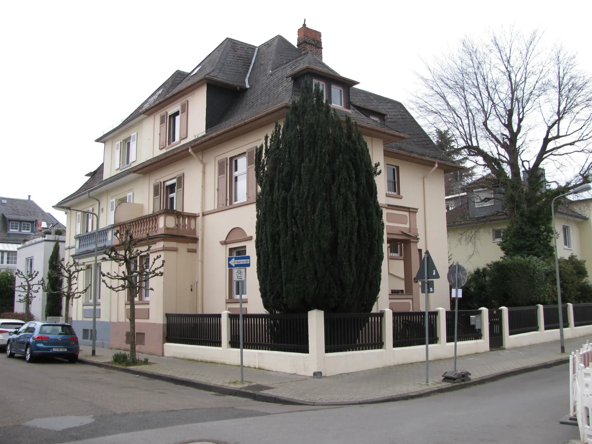 Villa an der Ecke Neumannstraße und Klarastraße in Frankfurt Eschersheim