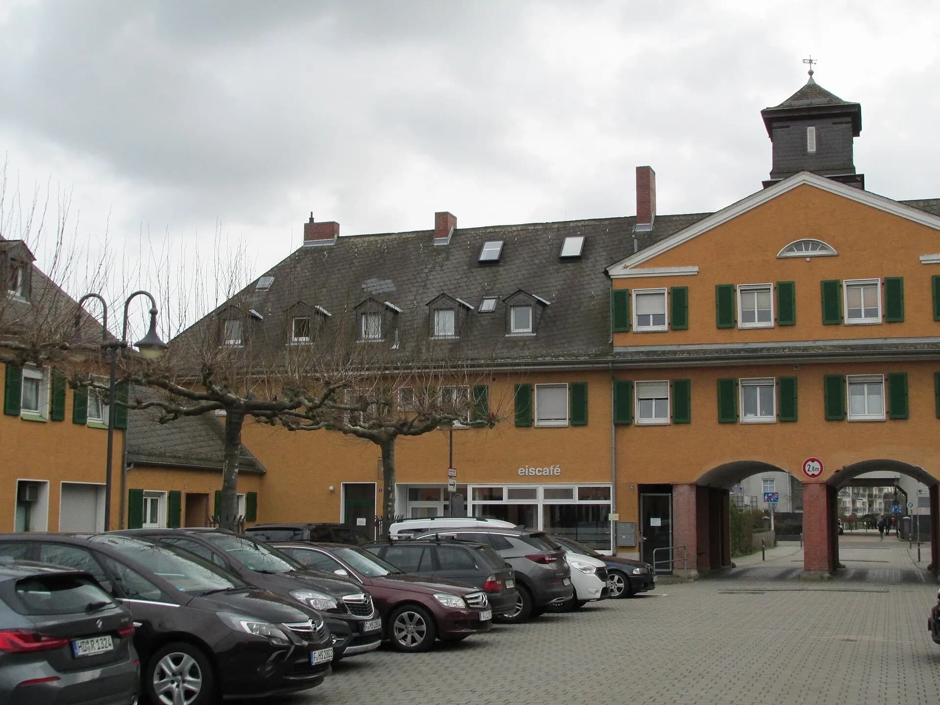 Kopfbau mit Dachreiter am Neumarkt in Frankfurt-Nied